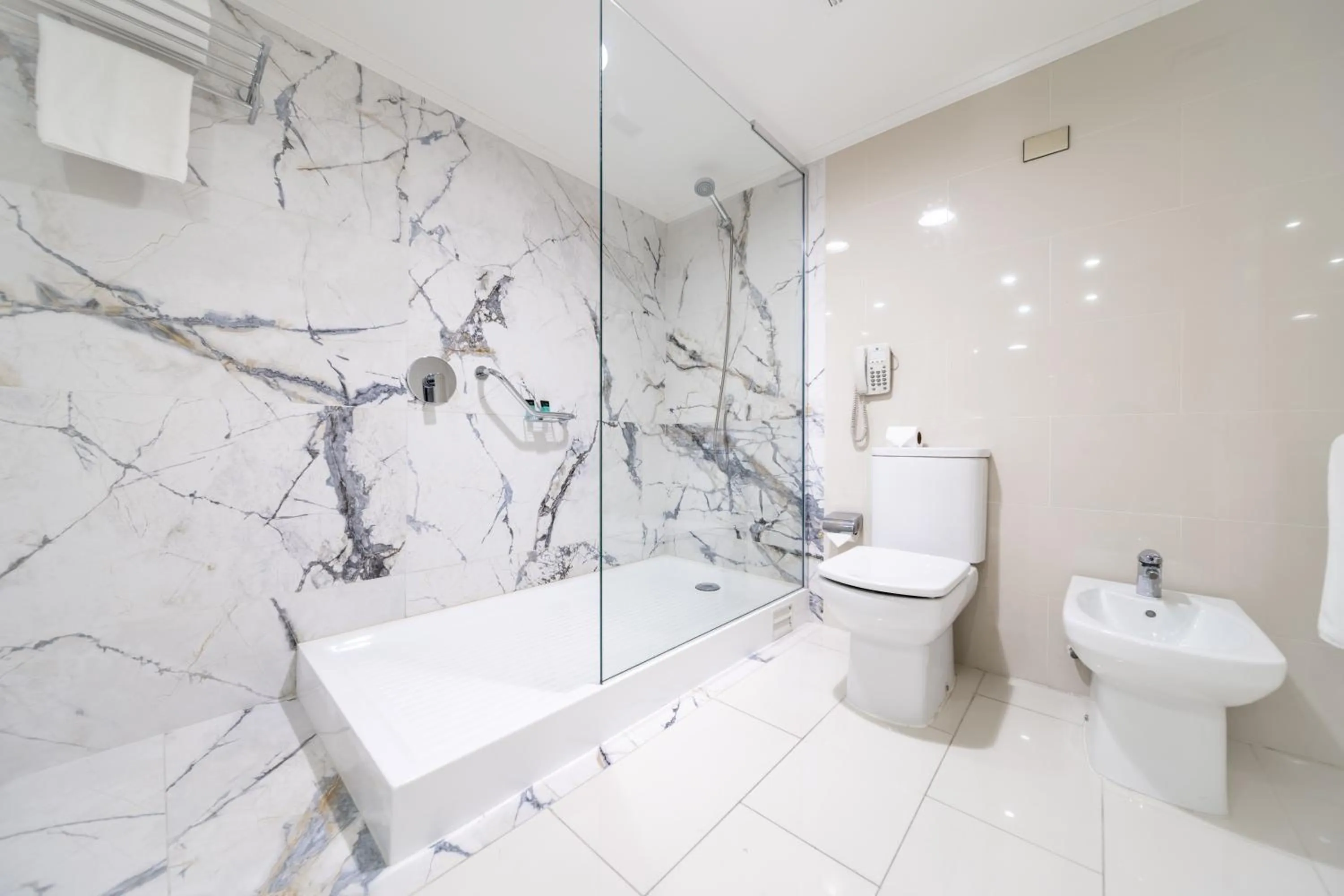 Bathroom in Wyndham Garden Santiago Kennedy