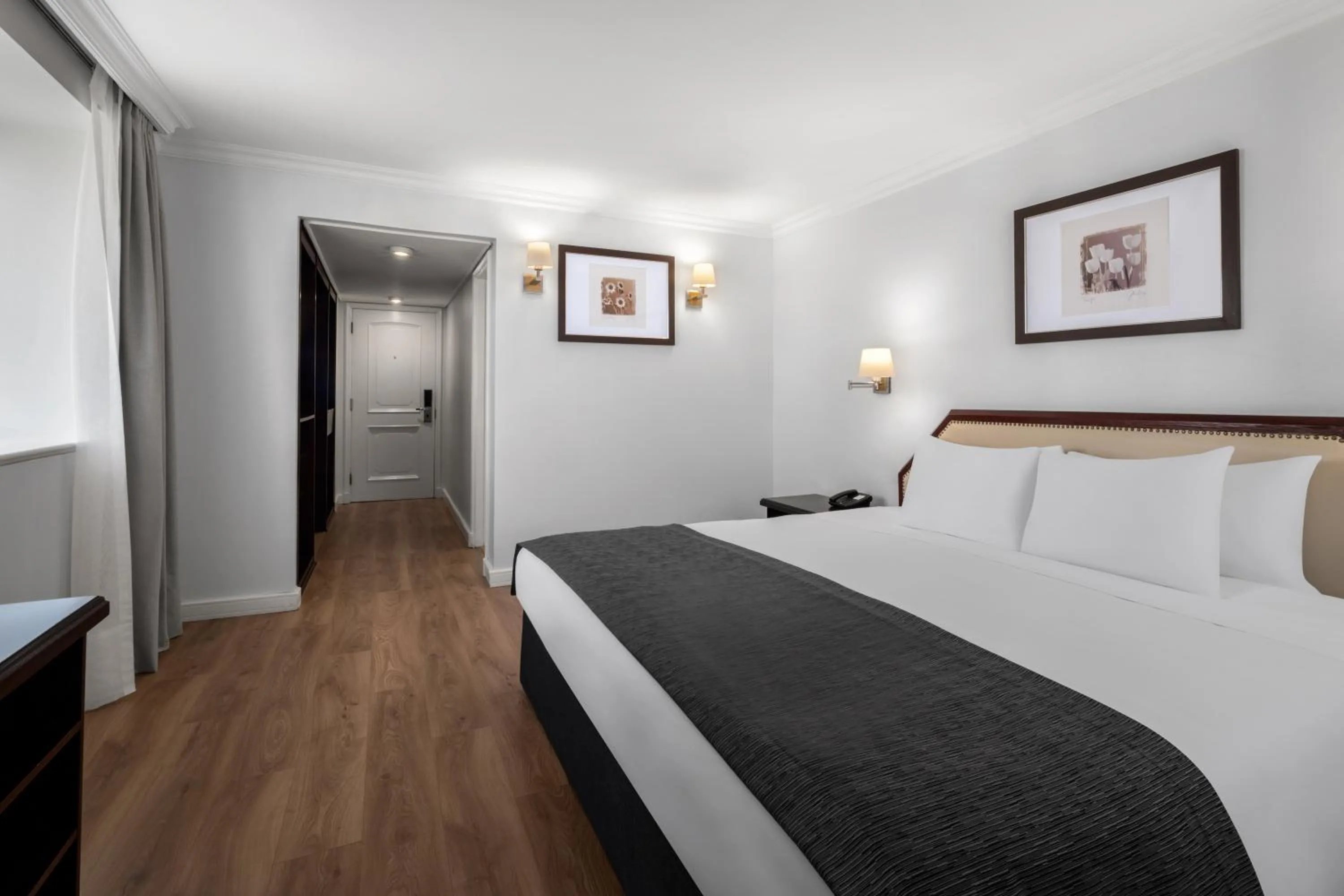 Photo of the whole room, Bed in Wyndham Garden Santiago Kennedy