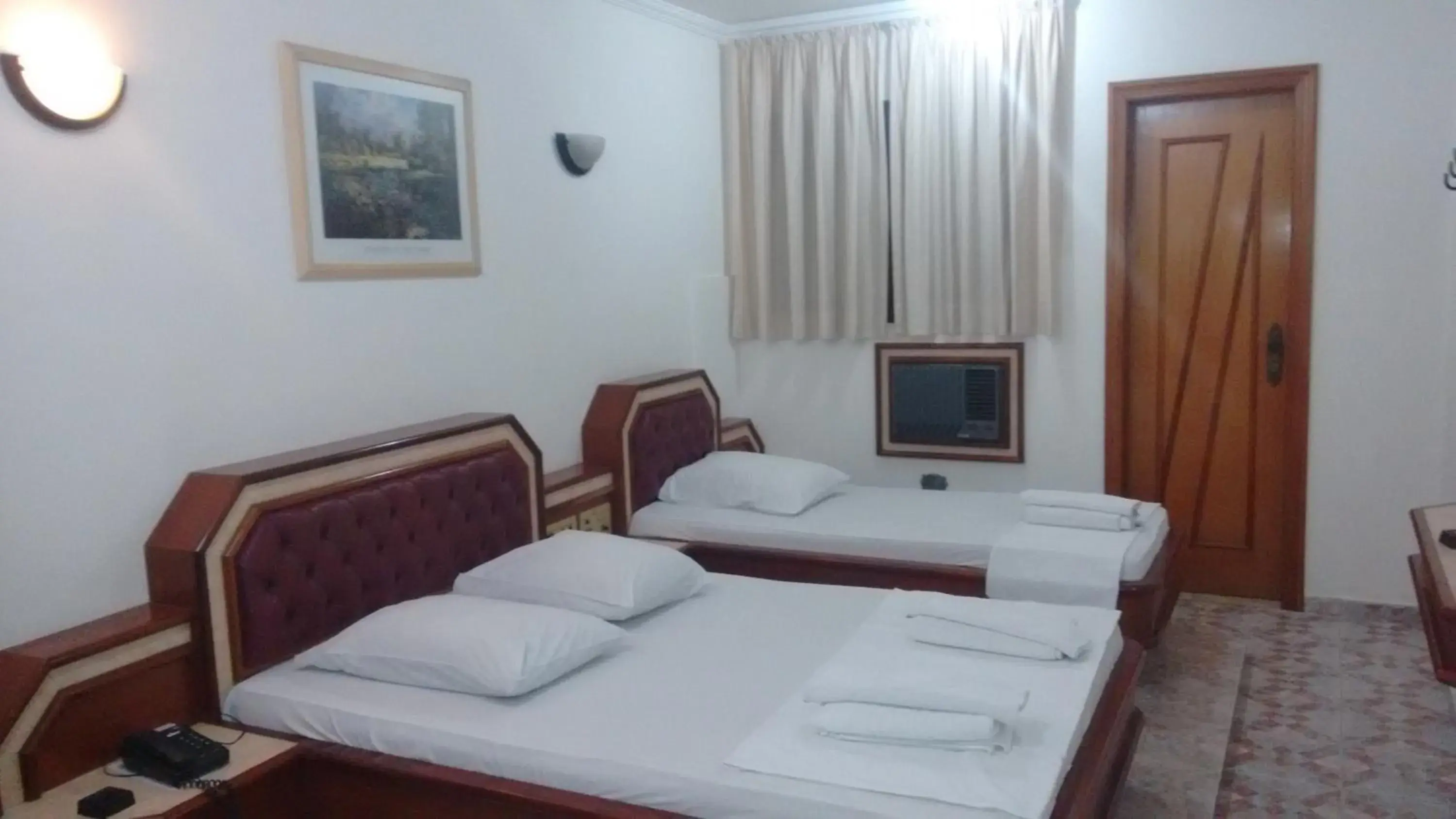 Triple Room in Paissandú Palace Hotel - Próximo às ruas 25 de Março, Sta Ifigênia e regiões do Brás e Bom Retiro Triple Room in Paissandú Palace Hotel - Próximo às ruas 25 de Março, Sta Ifigênia e regiões do Brás e Bom Retiro