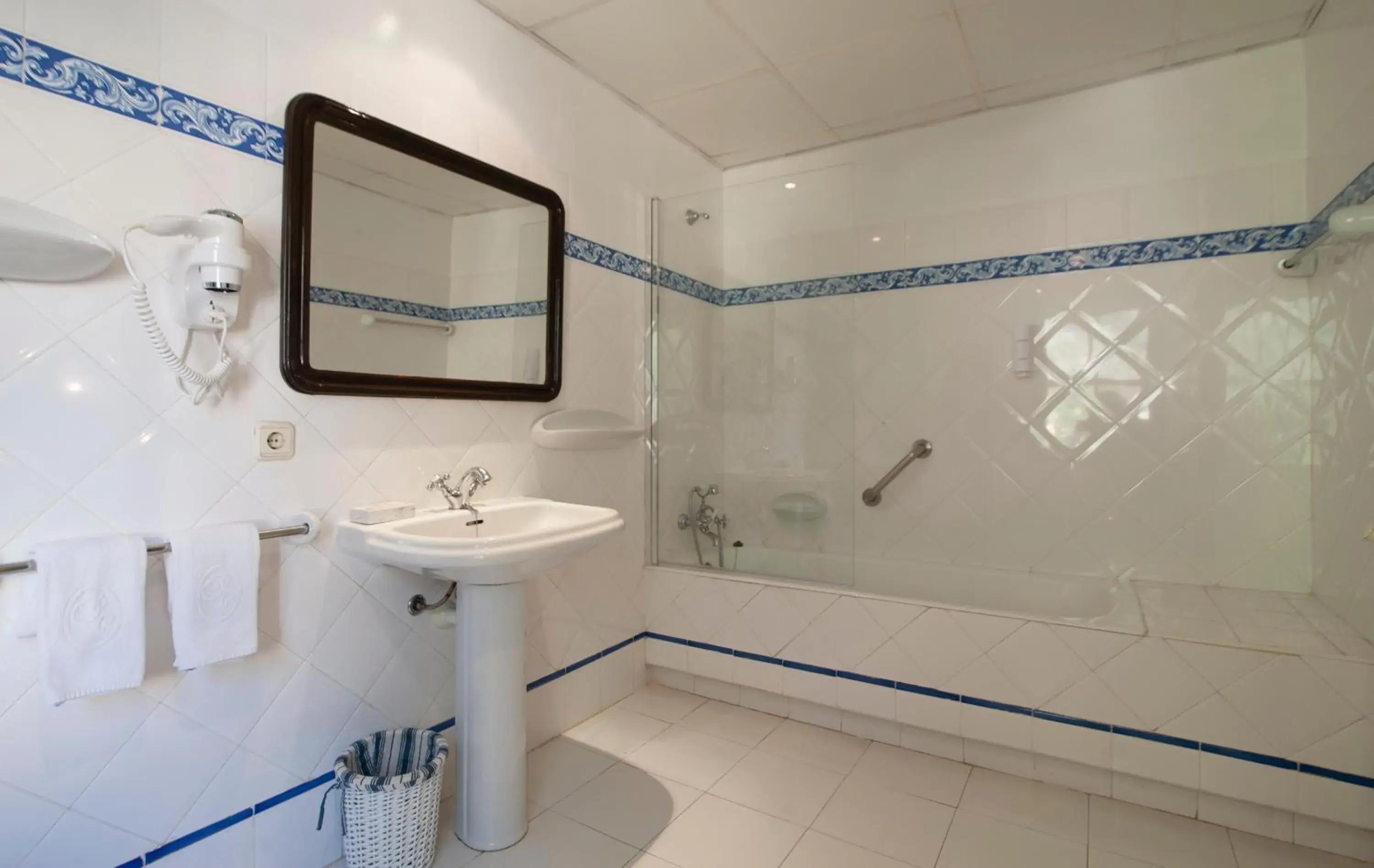 Bathroom in Hotel Bahia Bathroom in Hotel Bahia