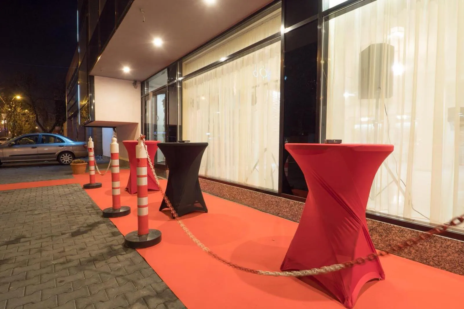 Restaurant/places to eat in Hotel Evianne Boutique