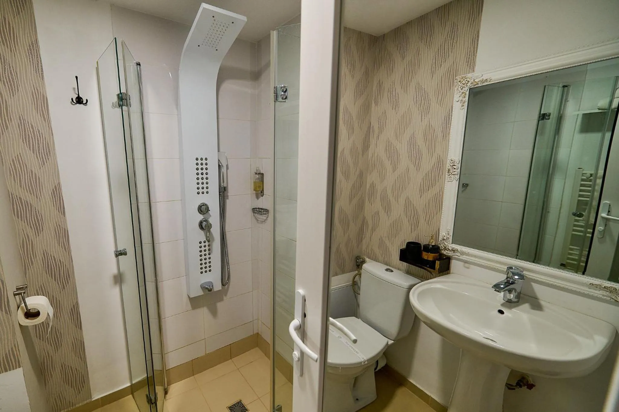 Shower in Hotel Evianne Boutique