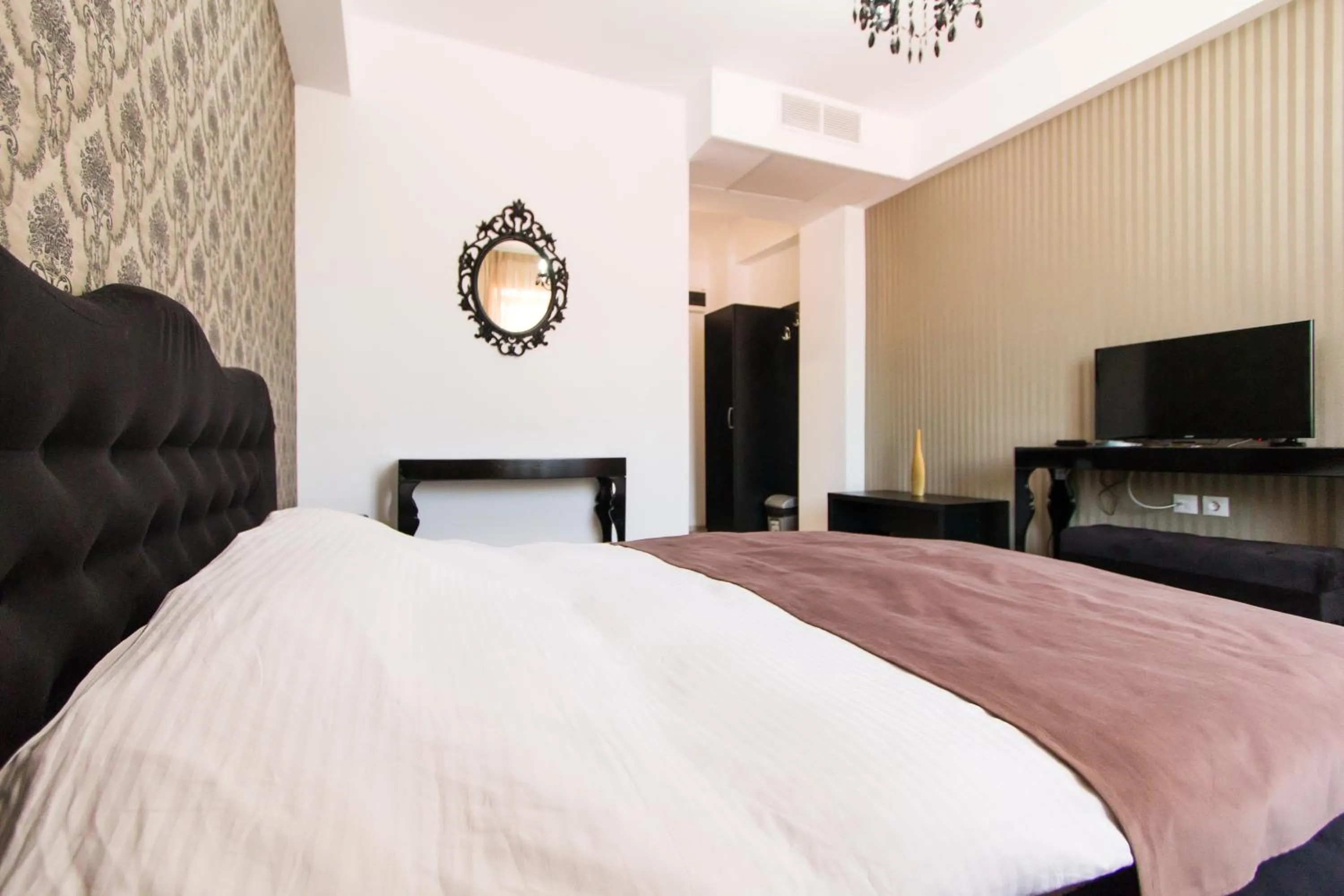 Photo of the whole room, Bed in Hotel Evianne Boutique