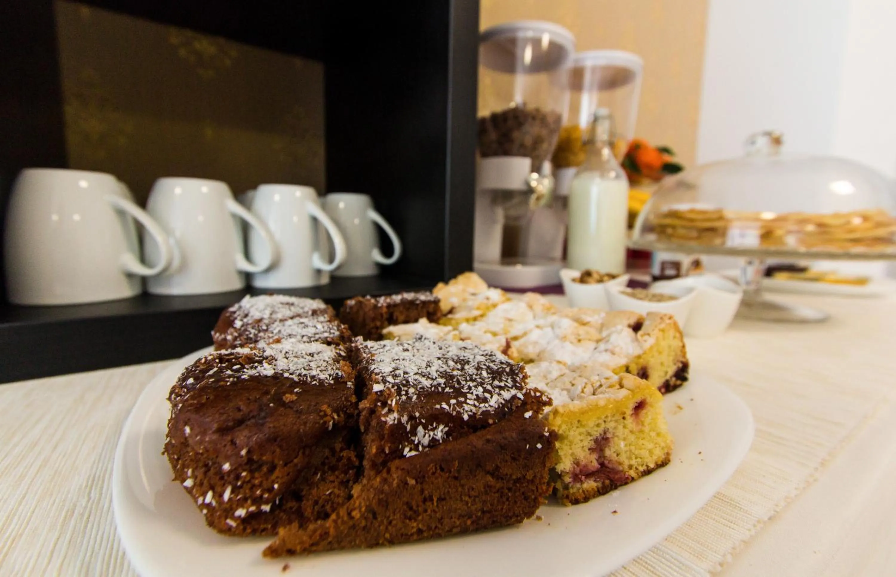 Restaurant/places to eat in Hotel Evianne Boutique