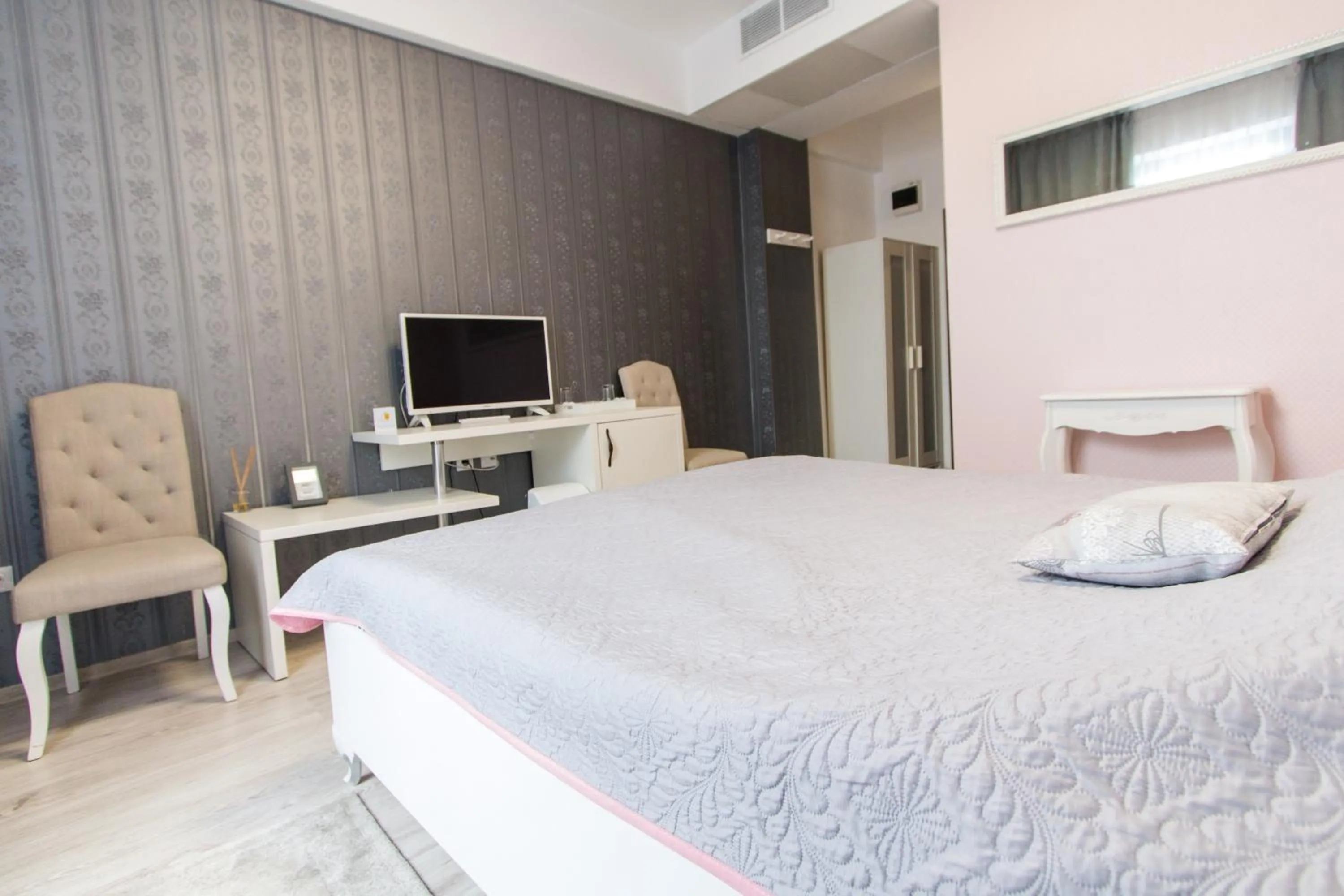 Photo of the whole room, Bed in Hotel Evianne Boutique