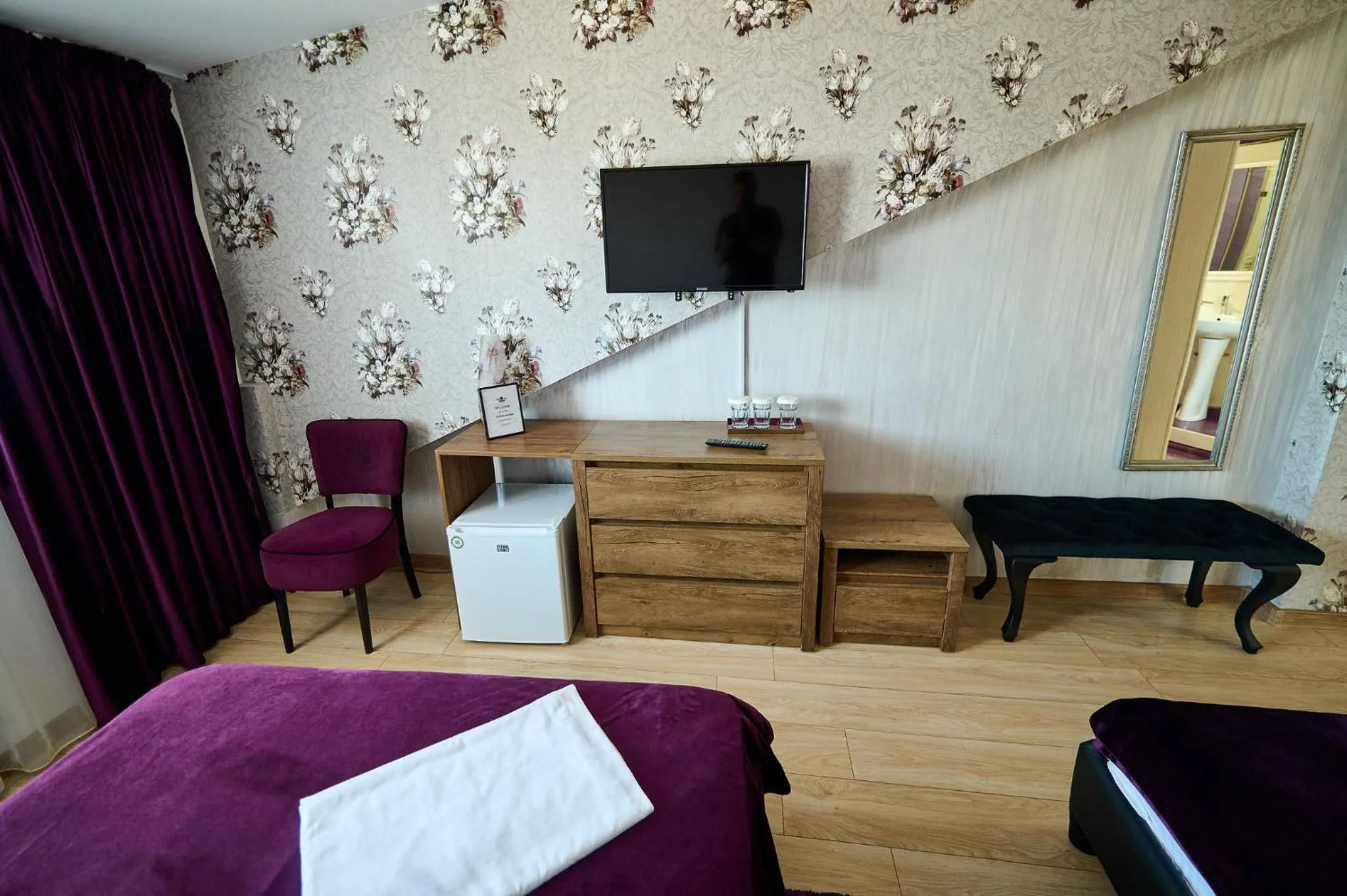 TV and multimedia, Bed in Hotel Evianne Boutique