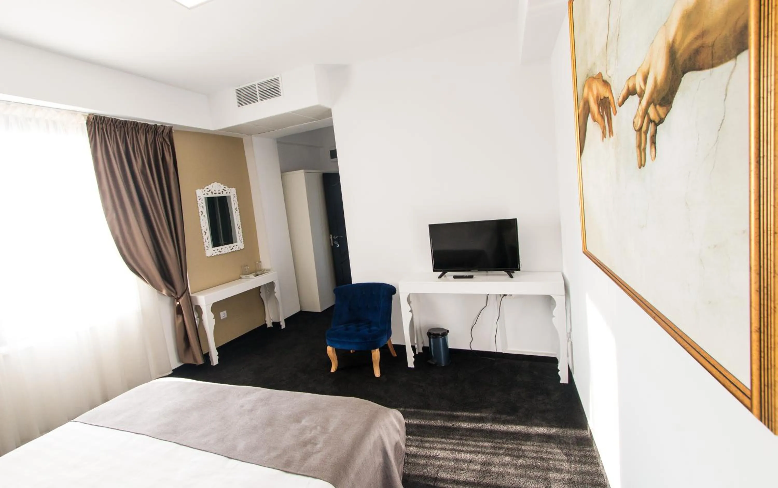 Photo of the whole room, Bed in Hotel Evianne Boutique