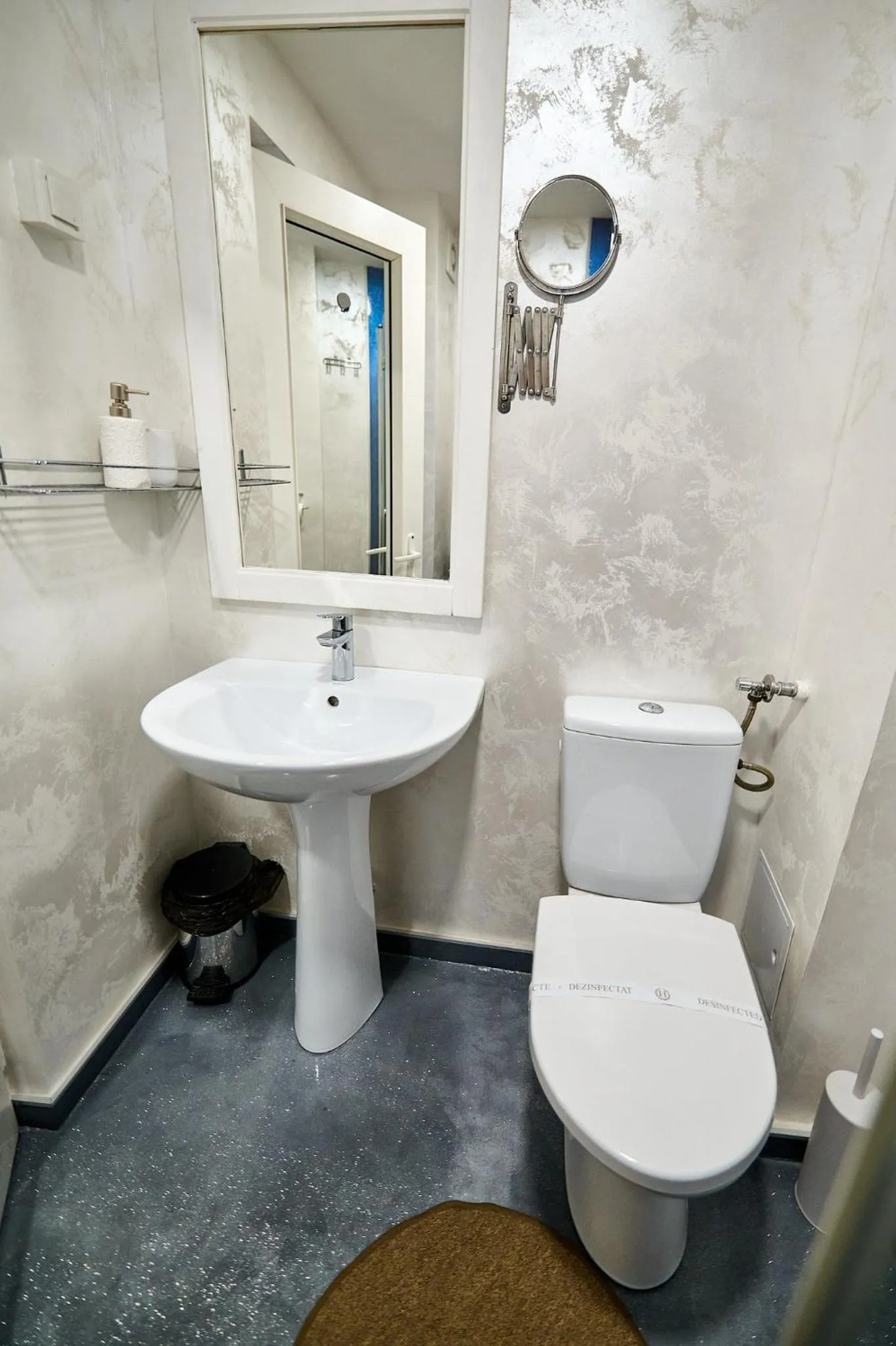 Toilet in Hotel Evianne Boutique