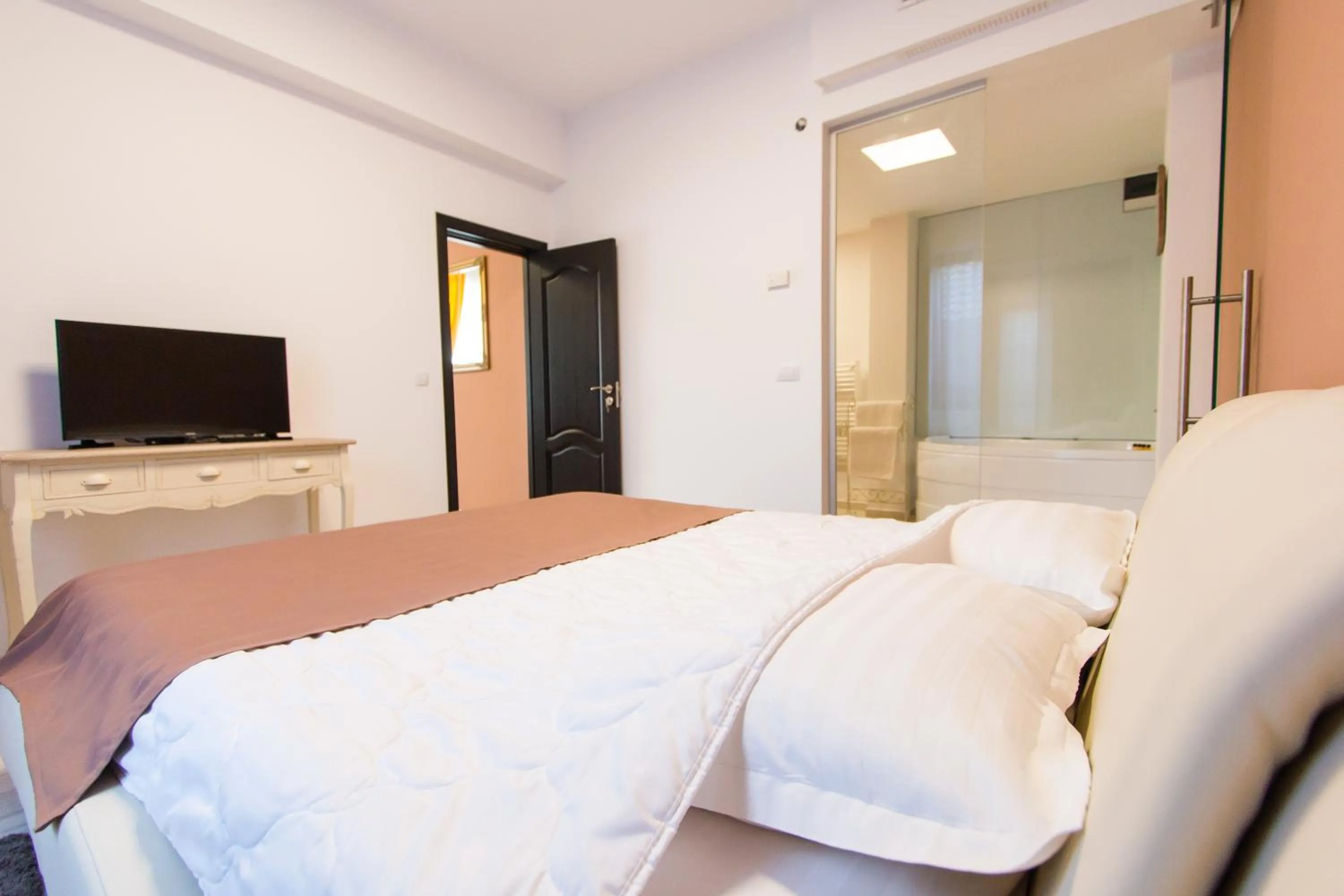 Photo of the whole room, Bed in Hotel Evianne Boutique