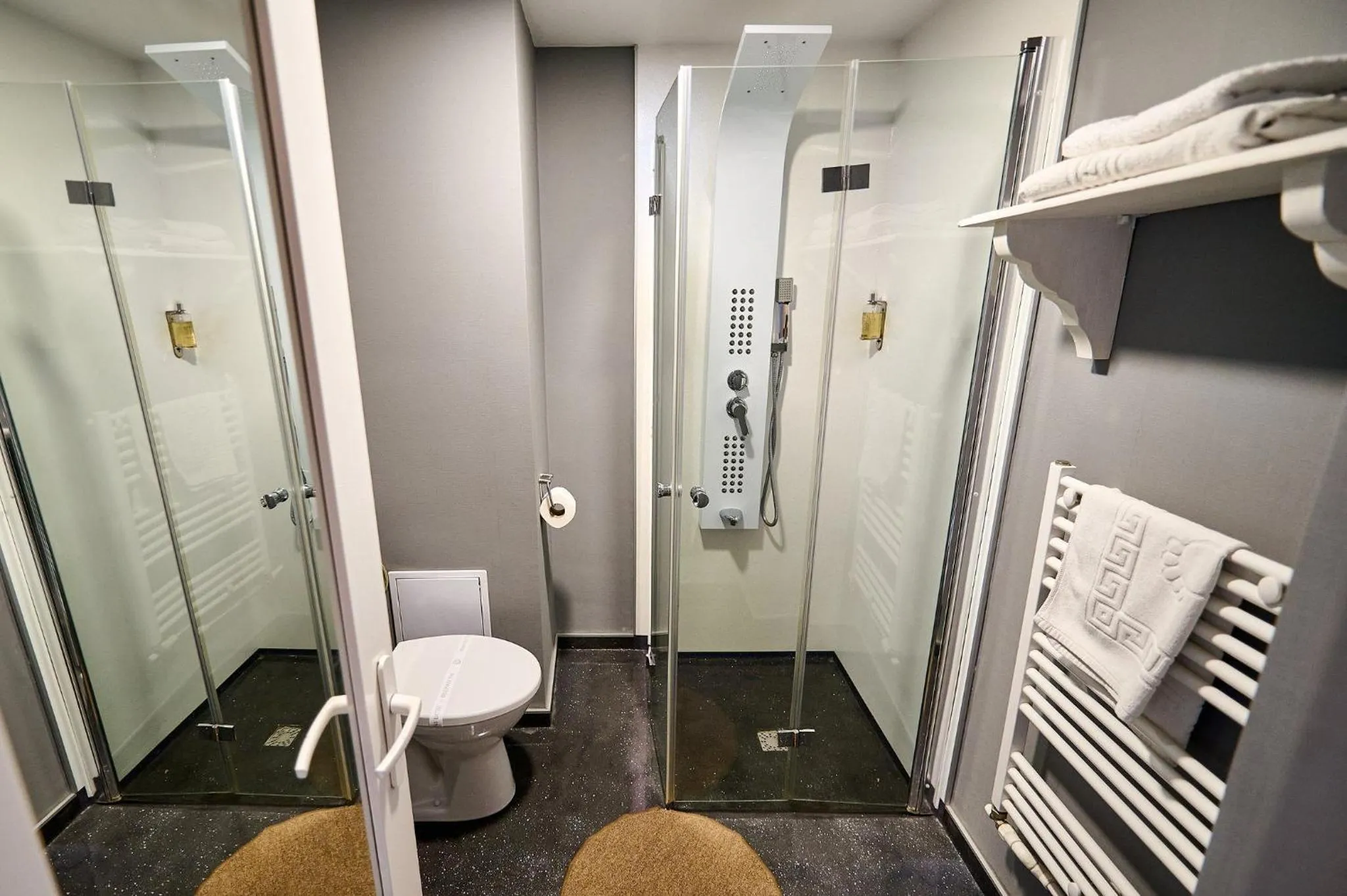 Shower in Hotel Evianne Boutique