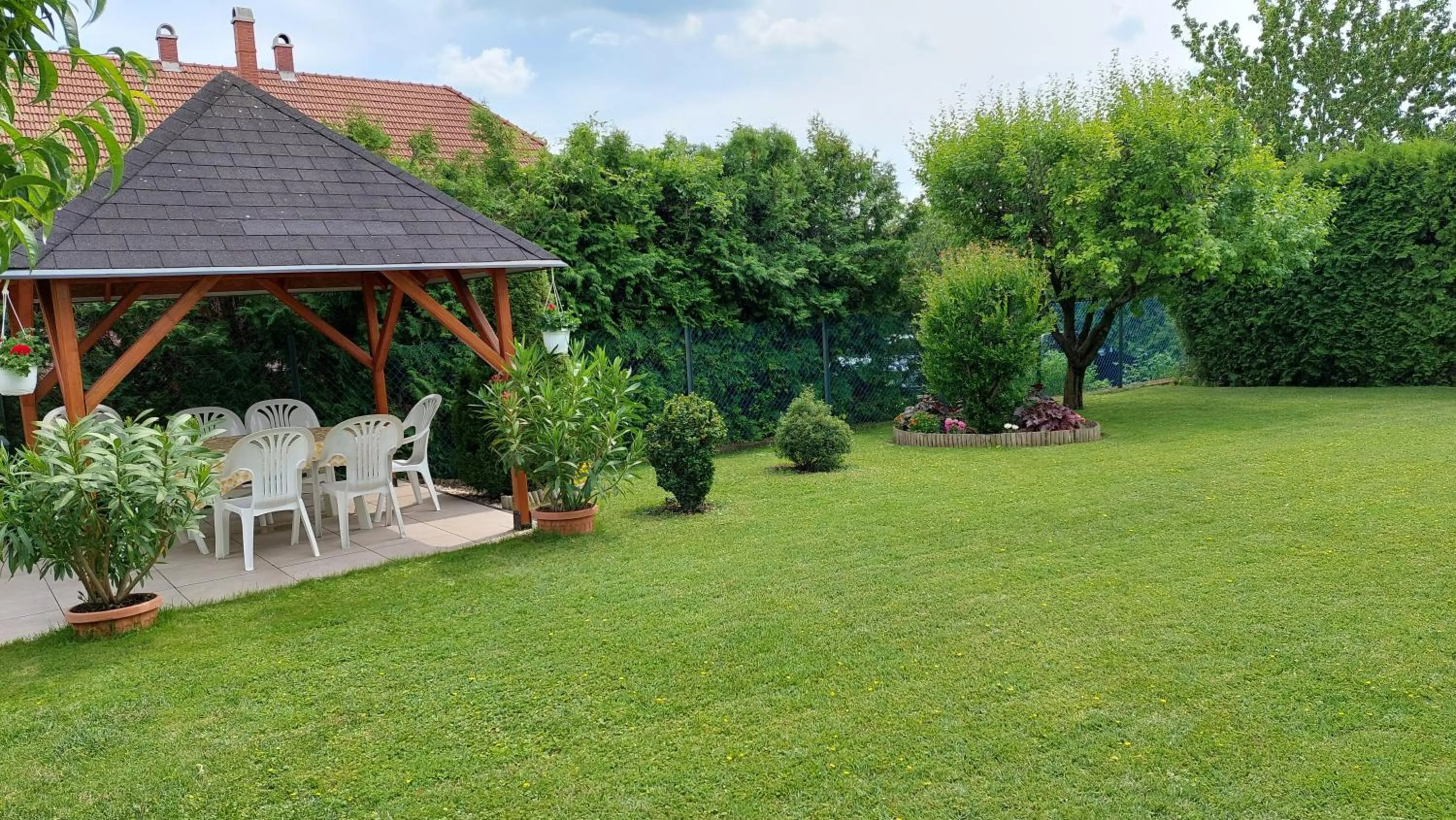 Garden in Ludika Vendégház