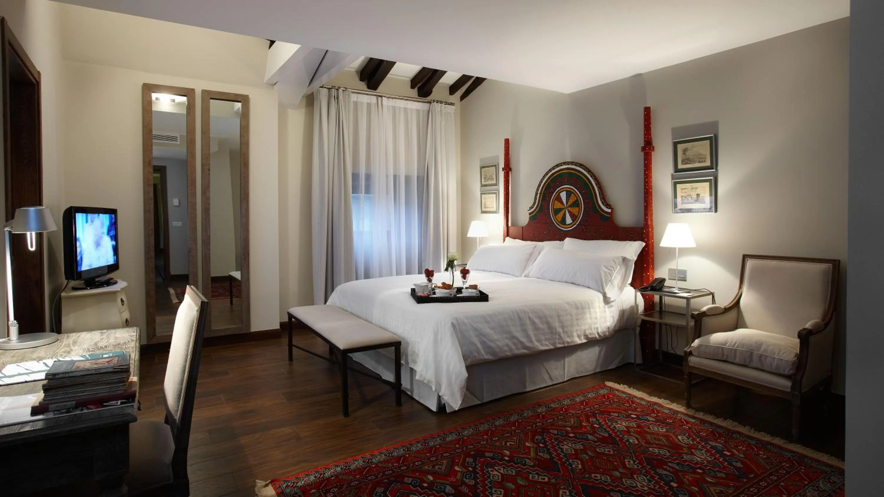 Photo of the whole room, Bed in Iriarte Jauregia Hotel