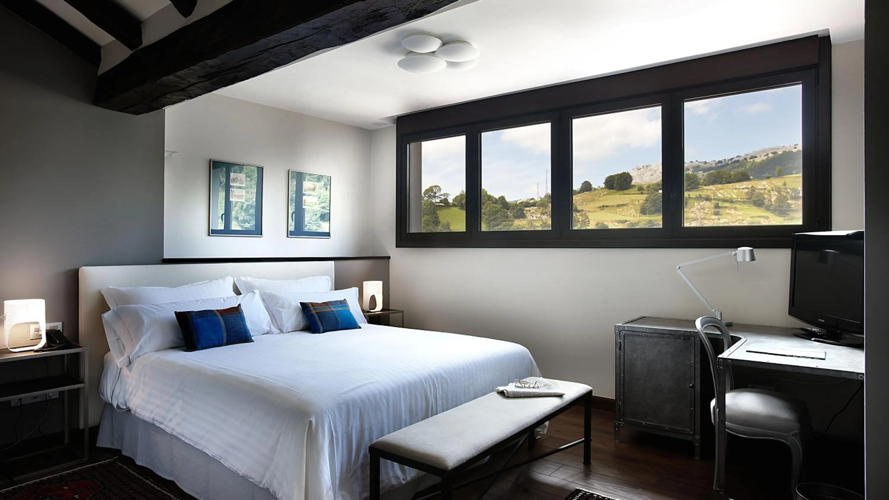 Photo of the whole room, Bed in Iriarte Jauregia Hotel