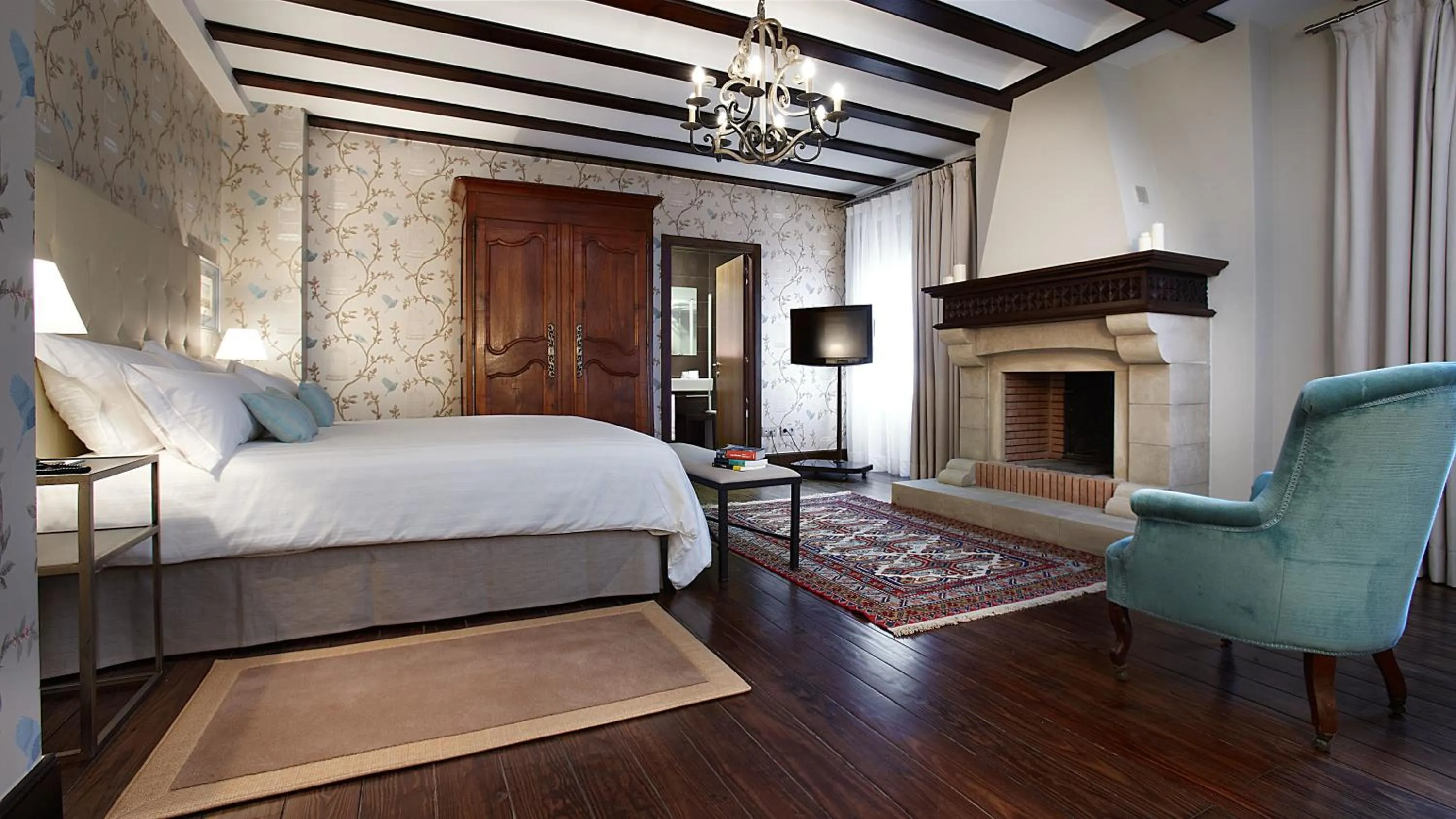 Photo of the whole room, Bed in Iriarte Jauregia Hotel