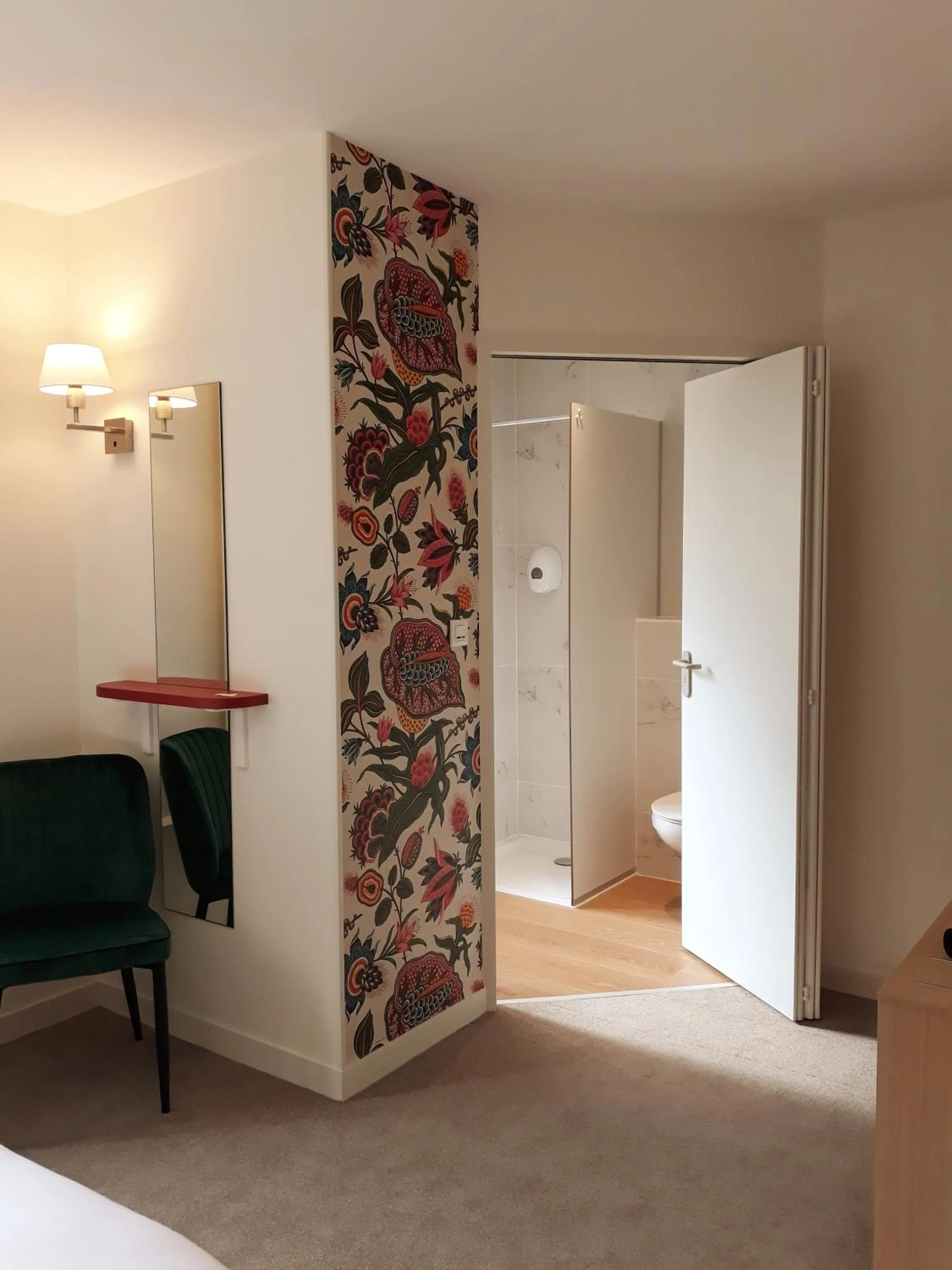 Bathroom, Bed in Hostellerie Bon Pasteur