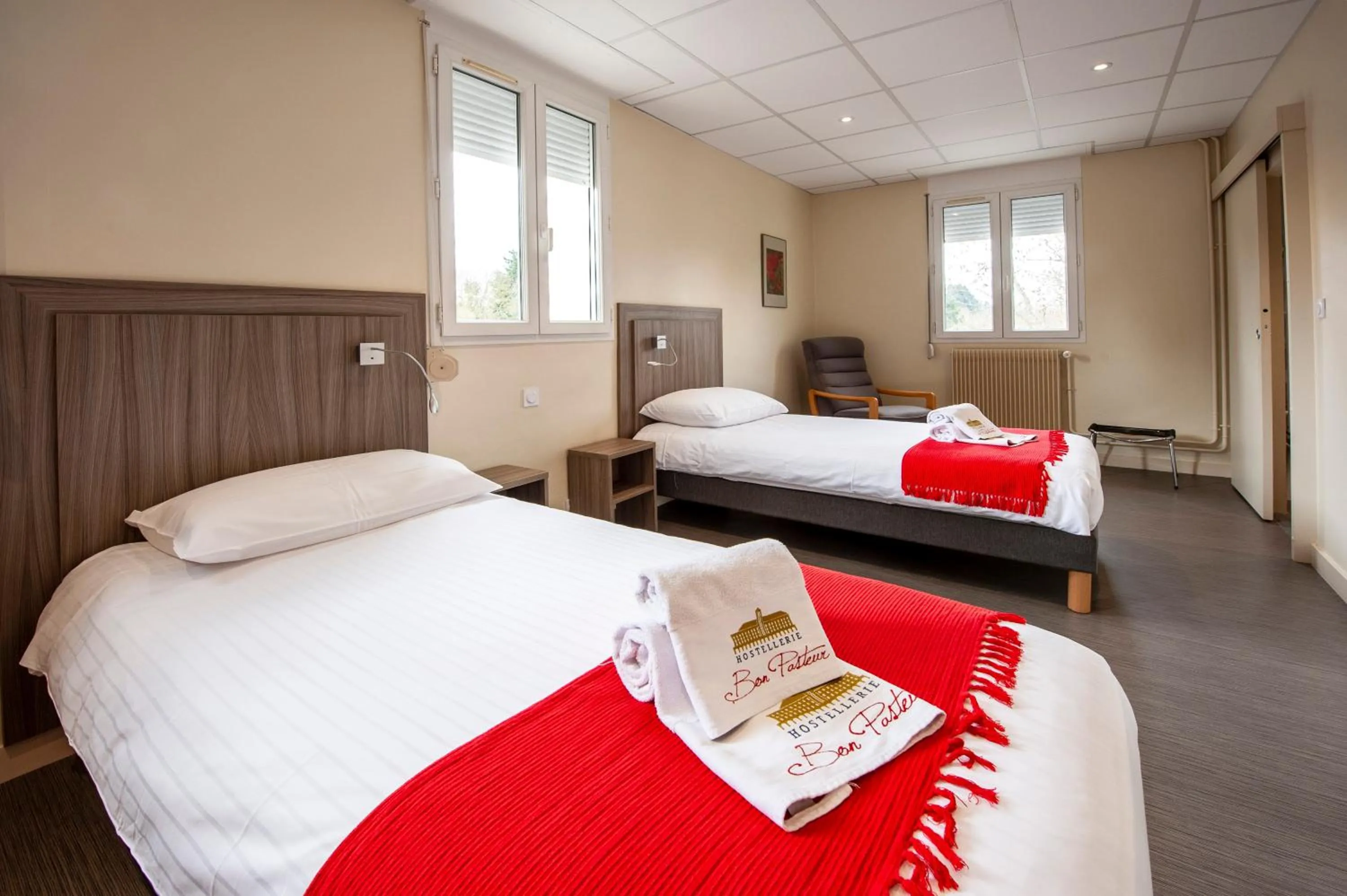 Bedroom, Bed in Hostellerie Bon Pasteur