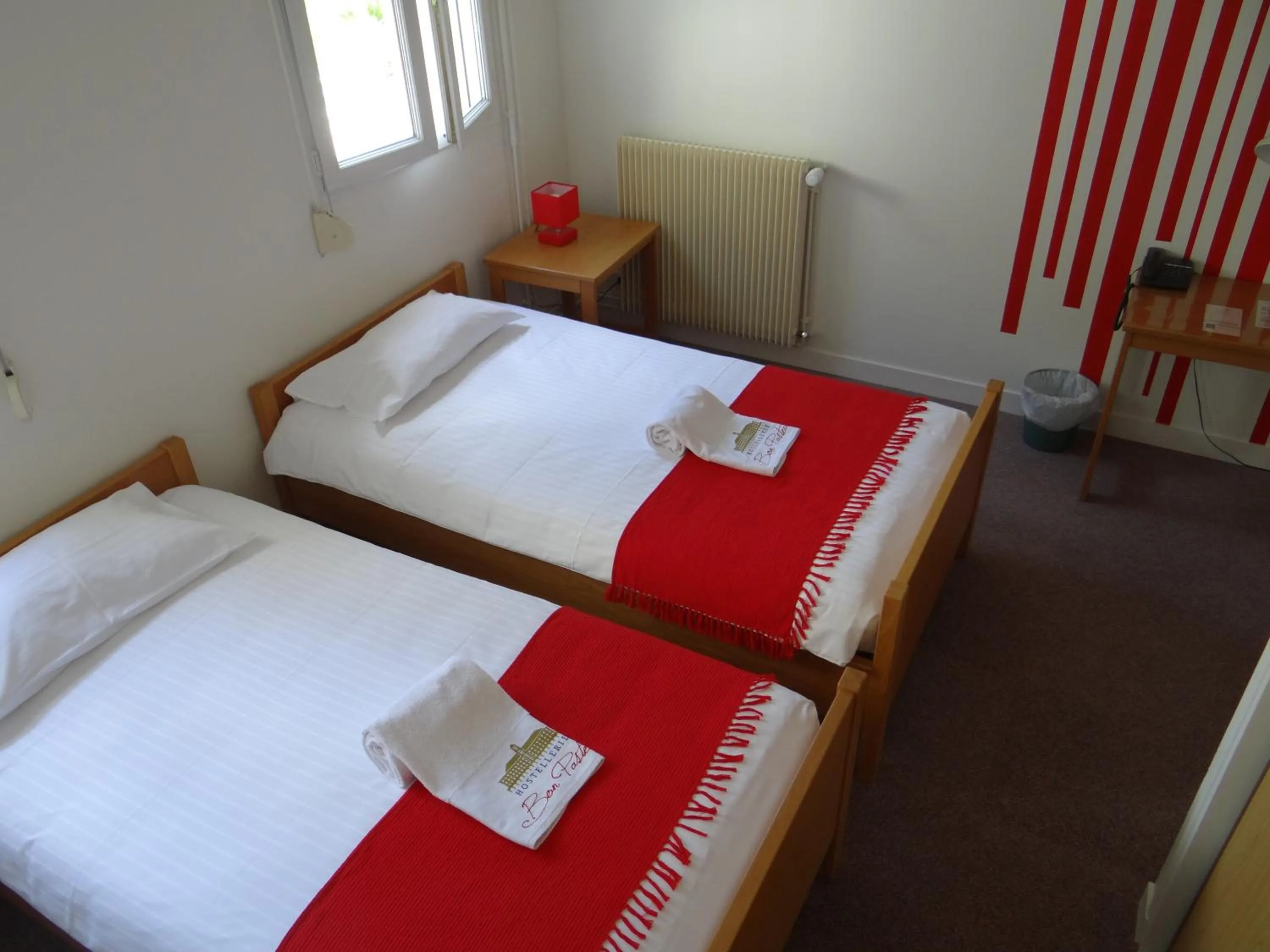 Bedroom, Bed in Hostellerie Bon Pasteur