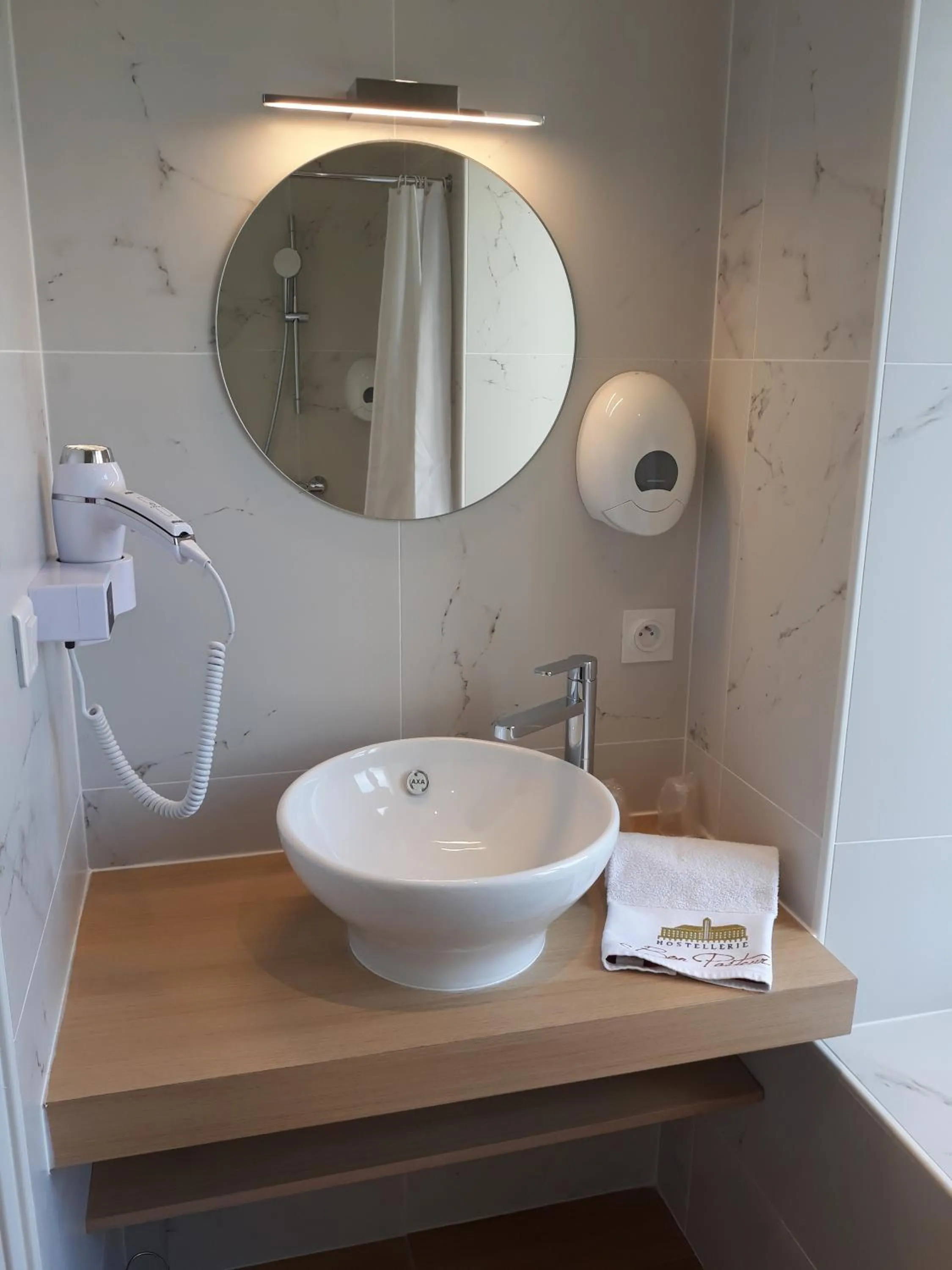 Shower in Hostellerie Bon Pasteur