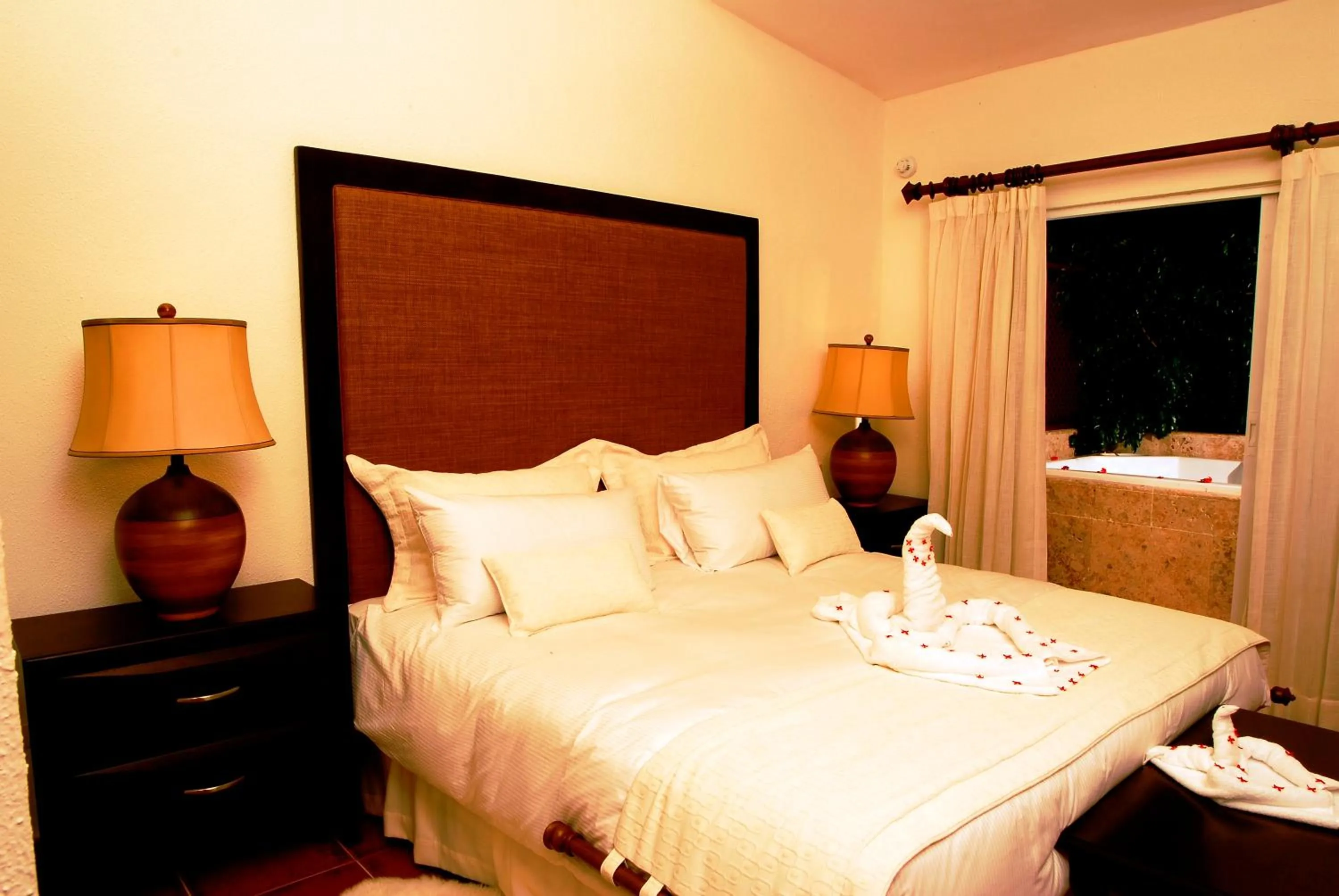 Bedroom, Bed in The Golf Suites