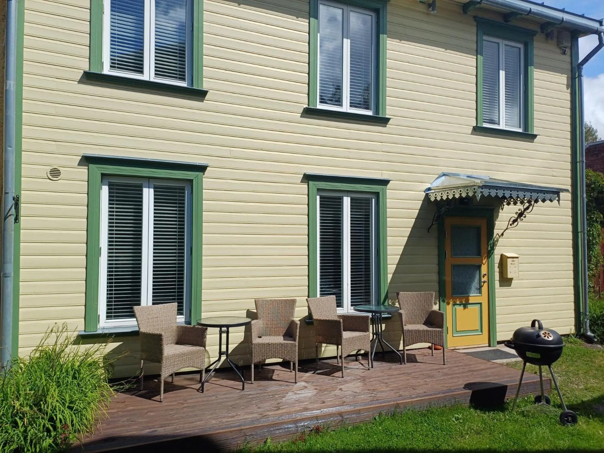 Yellow Center Holiday Home