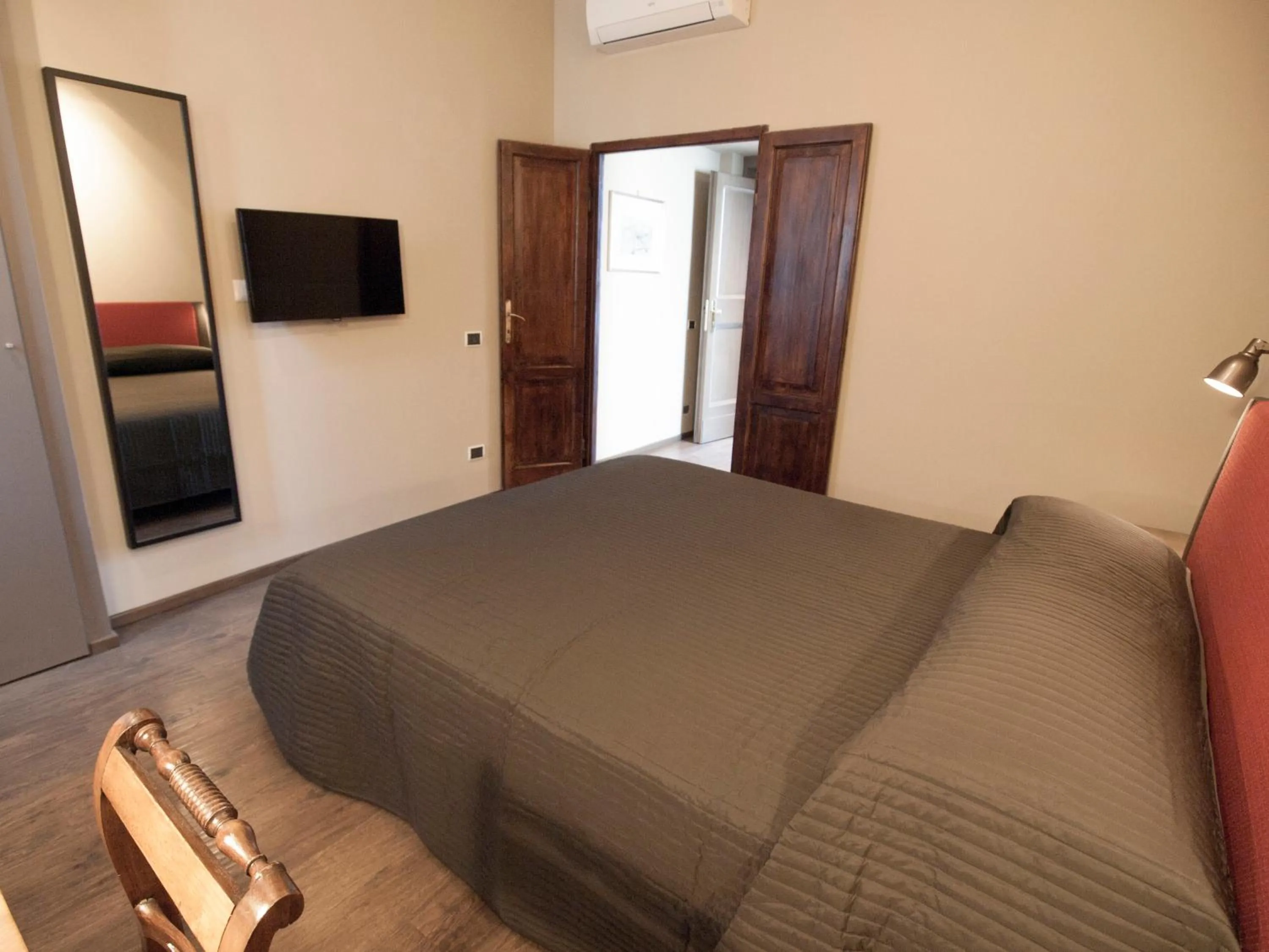 Photo of the whole room, Bed in Novecento