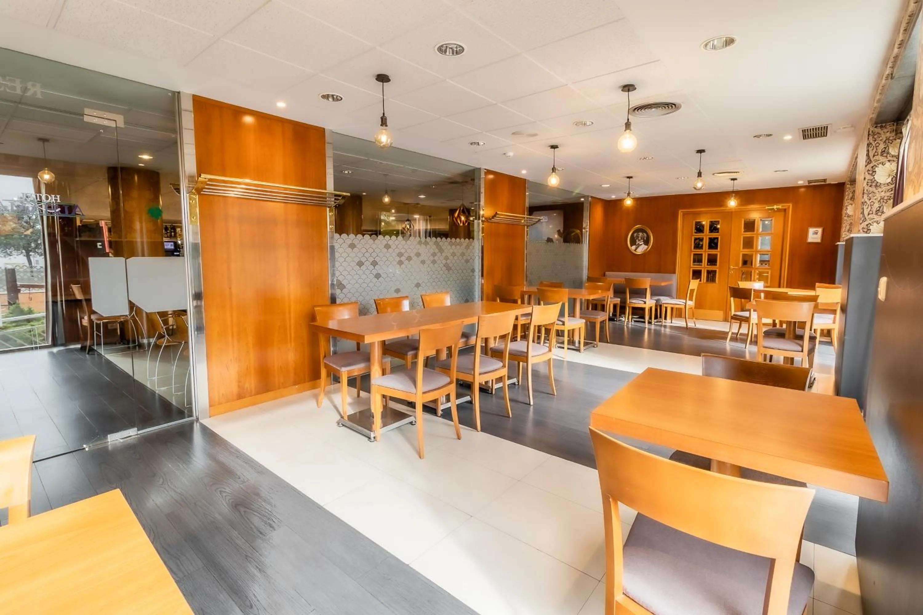 Restaurant/places to eat in Hotel Alhama