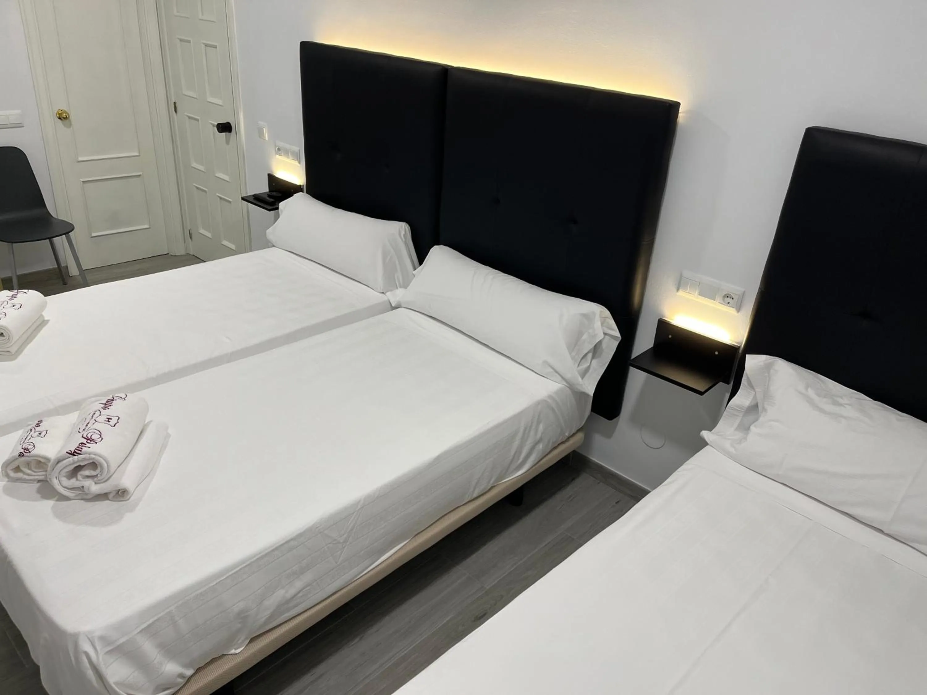 Bed in H Pelayo Noja Auto Check-In Rooms