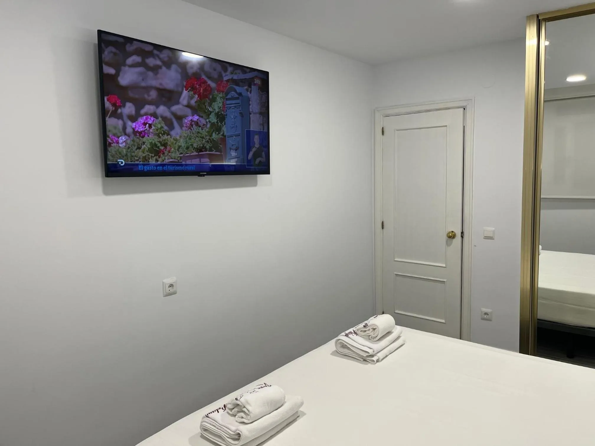 Bed in H Pelayo Noja Auto Check-In Rooms