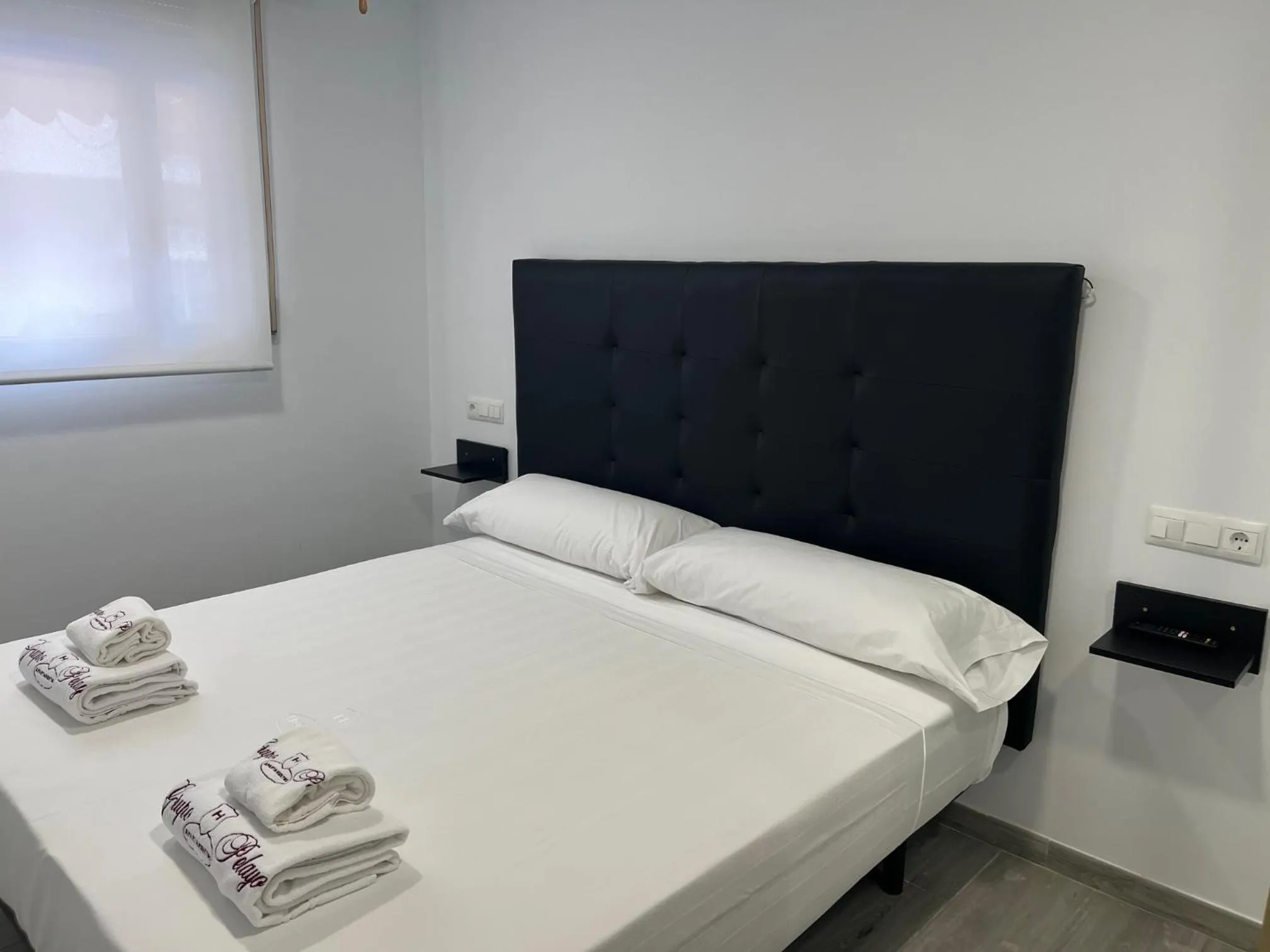 Bed in H Pelayo Noja Auto Check-In Rooms
