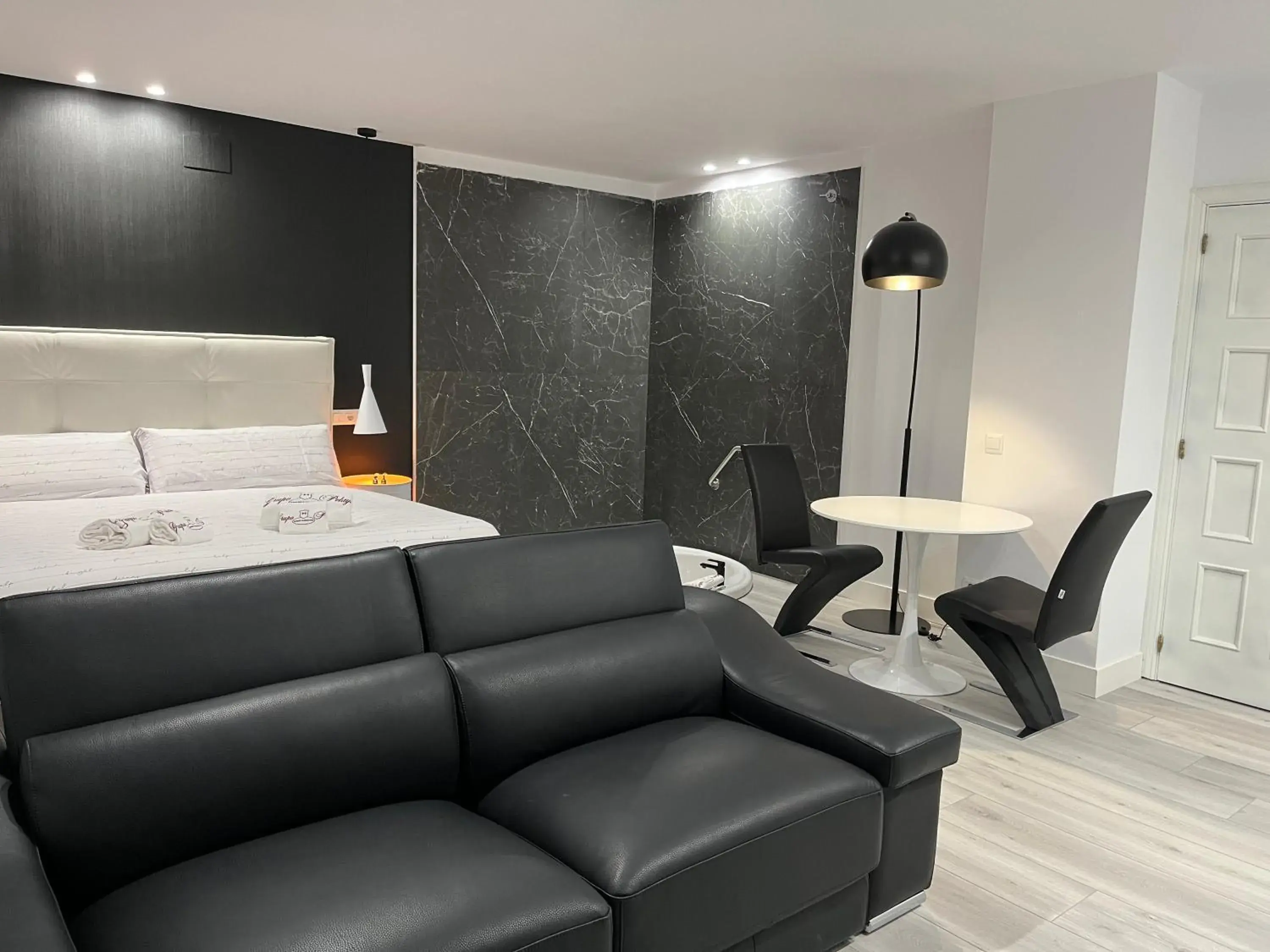 King Suite with Spa Bath in H Pelayo Noja Auto Check-In Rooms King Suite with Spa Bath in H Pelayo Noja Auto Check-In Rooms