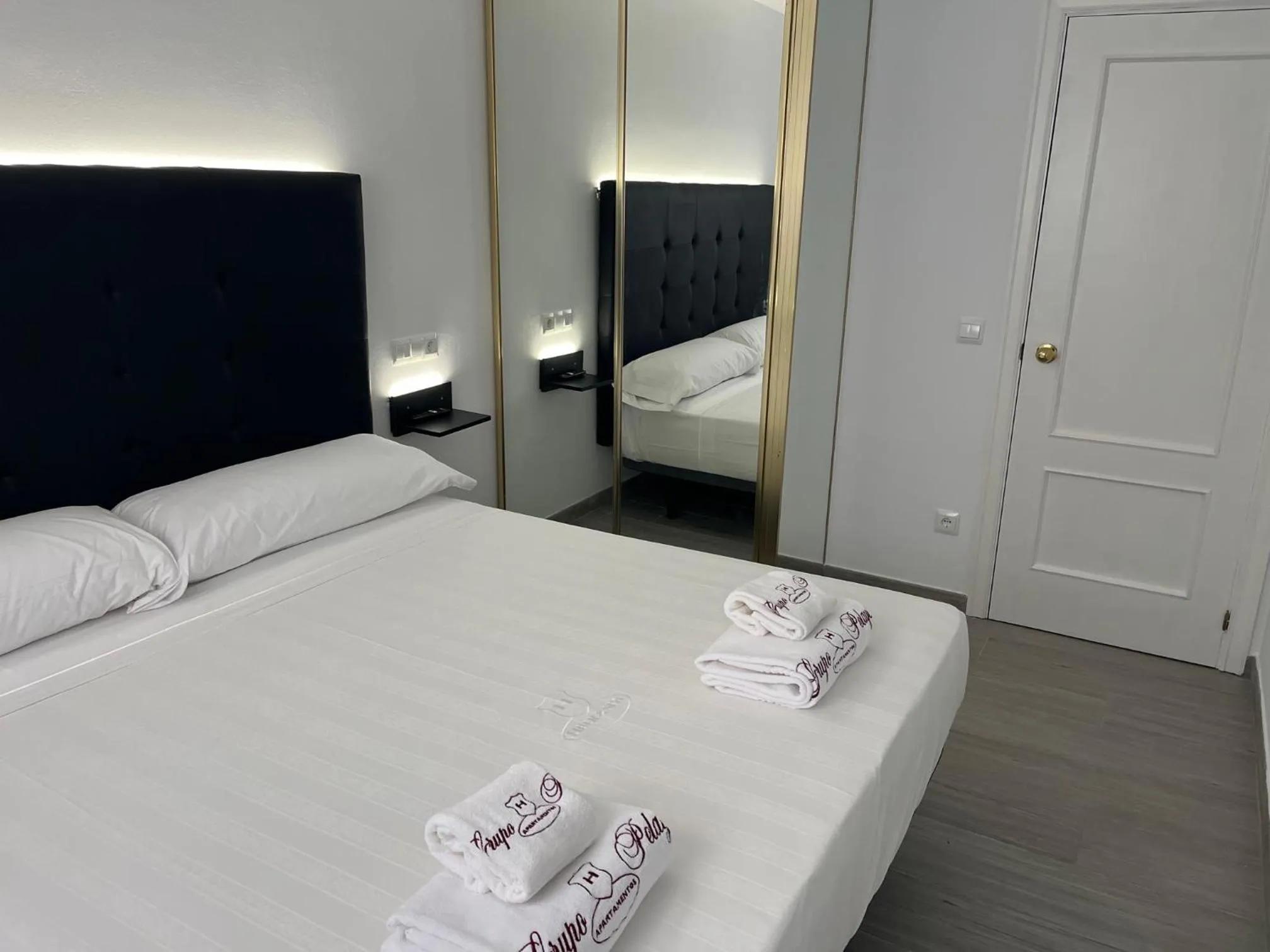 Bed in H Pelayo Noja Auto Check-In Rooms