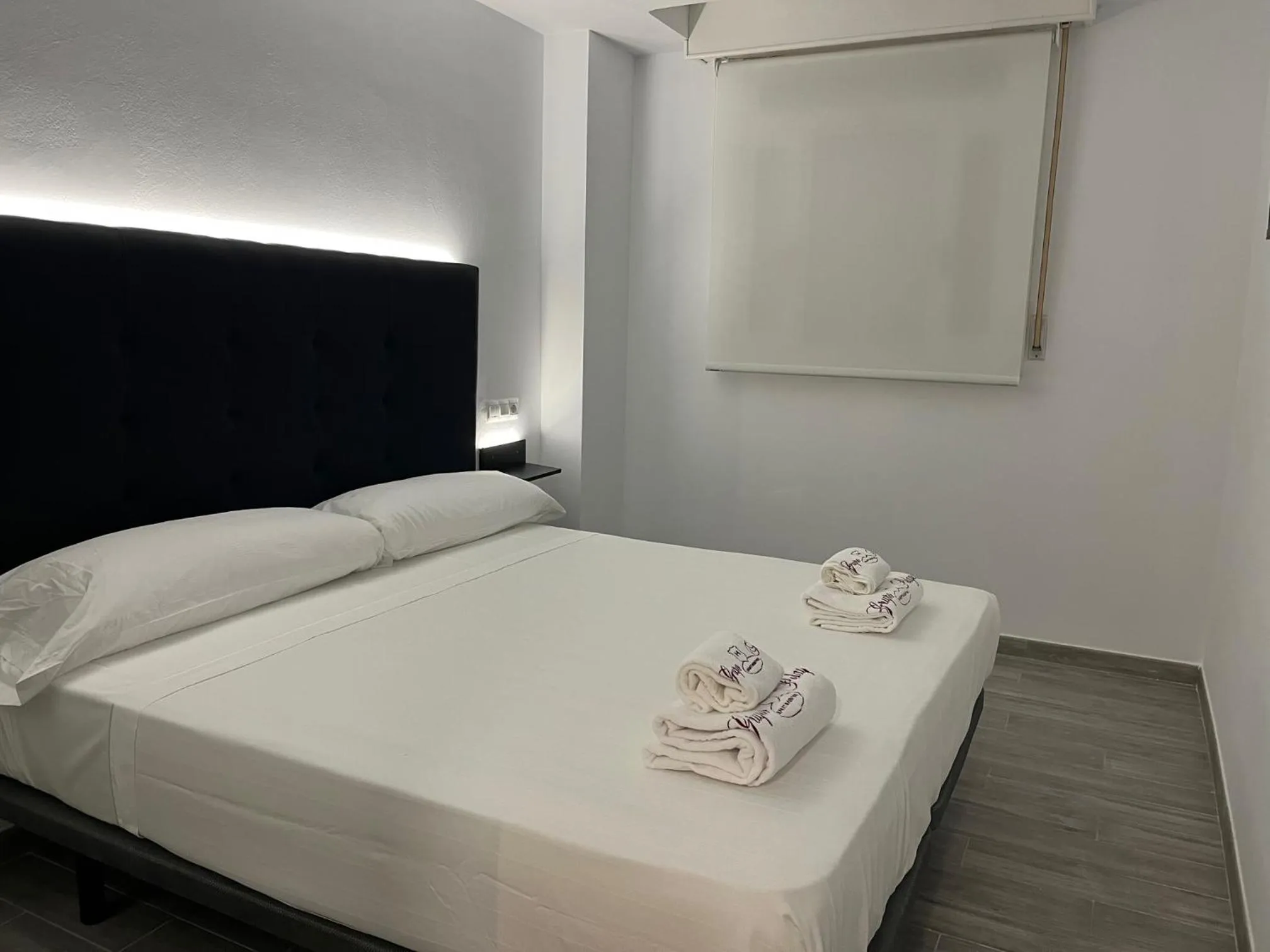 Bed in H Pelayo Noja Auto Check-In Rooms