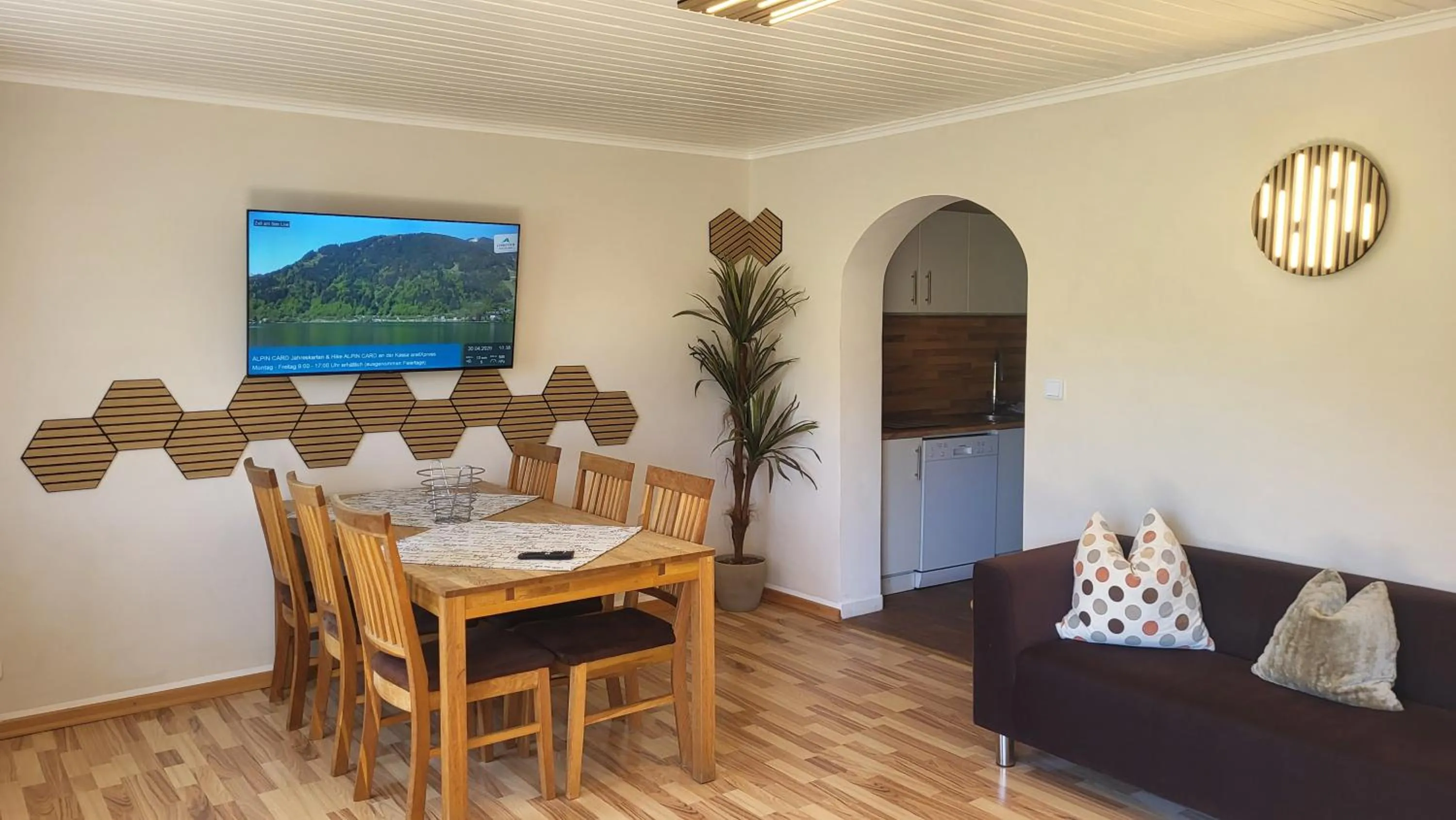 Communal lounge/ TV room in Alpenzeit Apartments