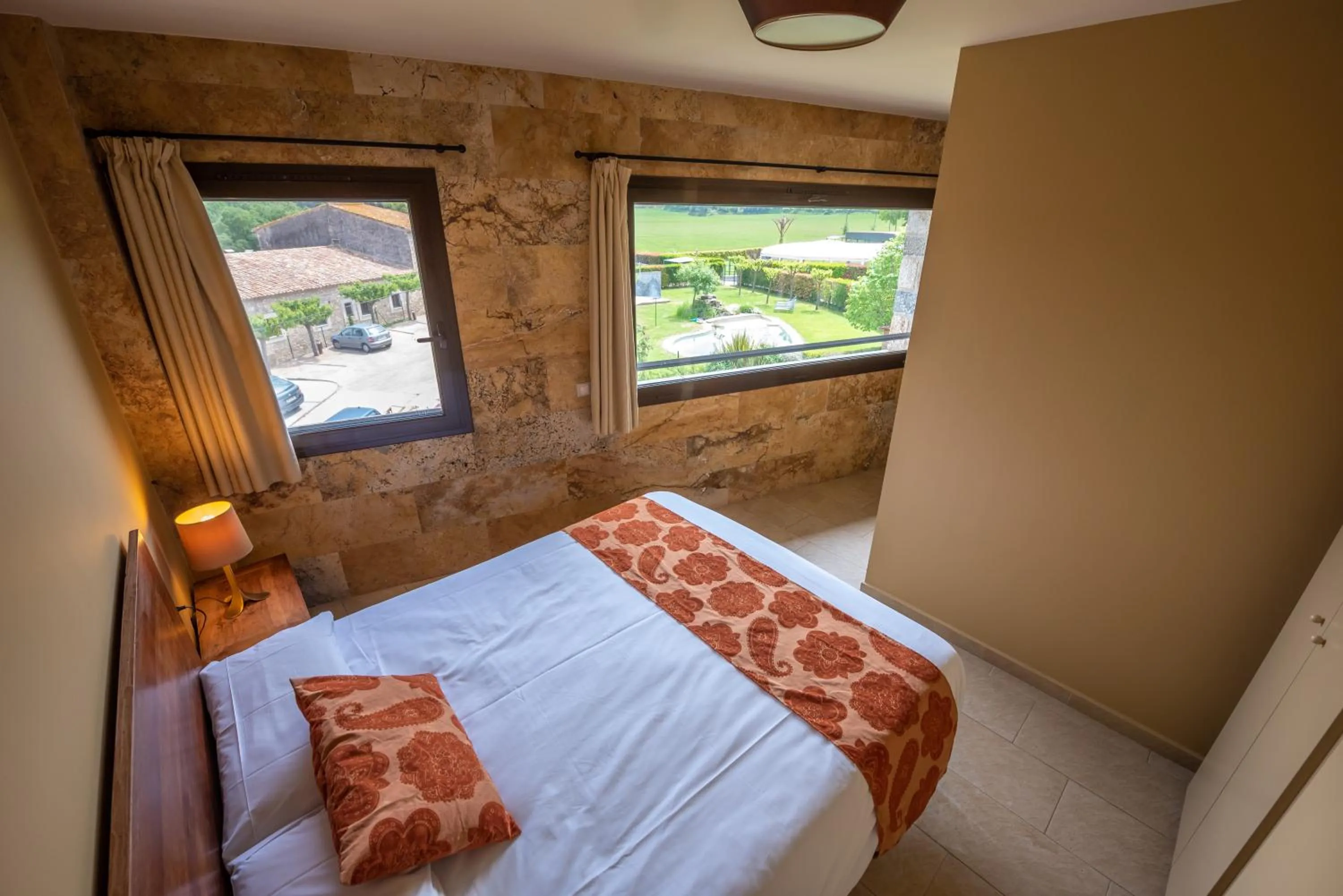 Photo of the whole room, Bed in L'Arcada de Fares