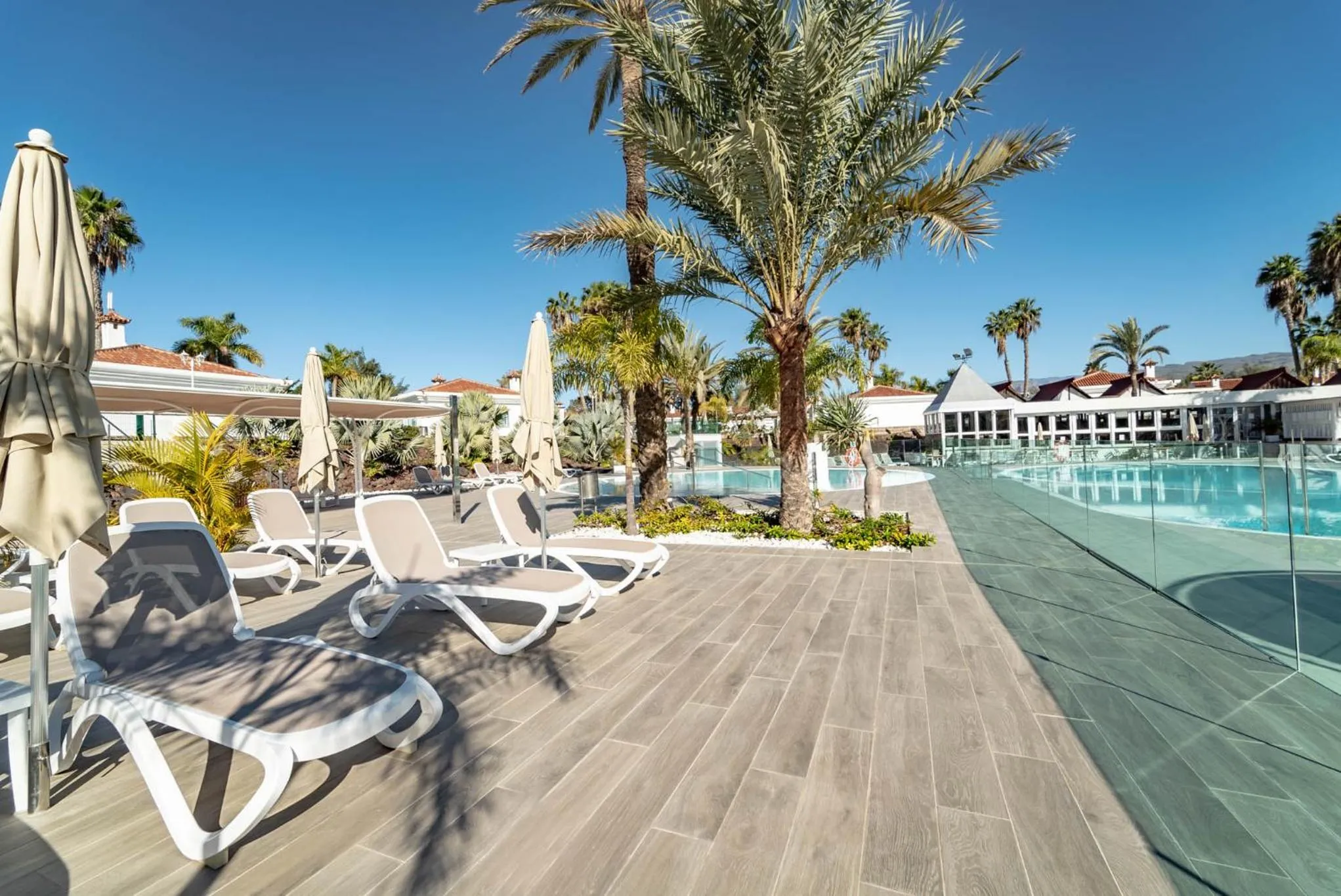 Swimming pool in Hotel LIVVO Dunagolf Suites