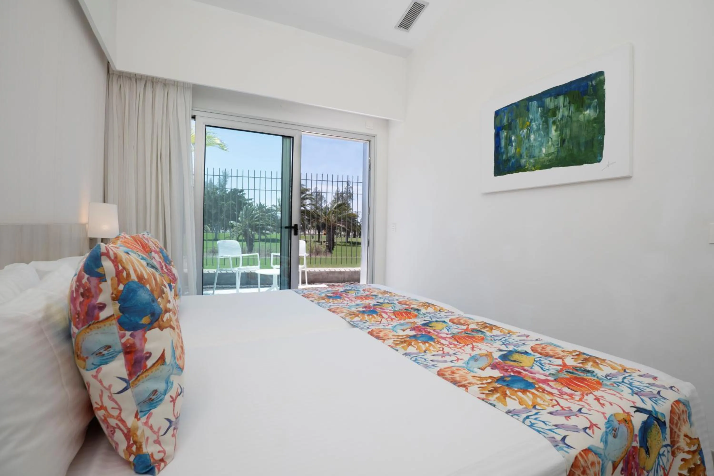 Balcony/Terrace, Bed in Hotel LIVVO Dunagolf Suites