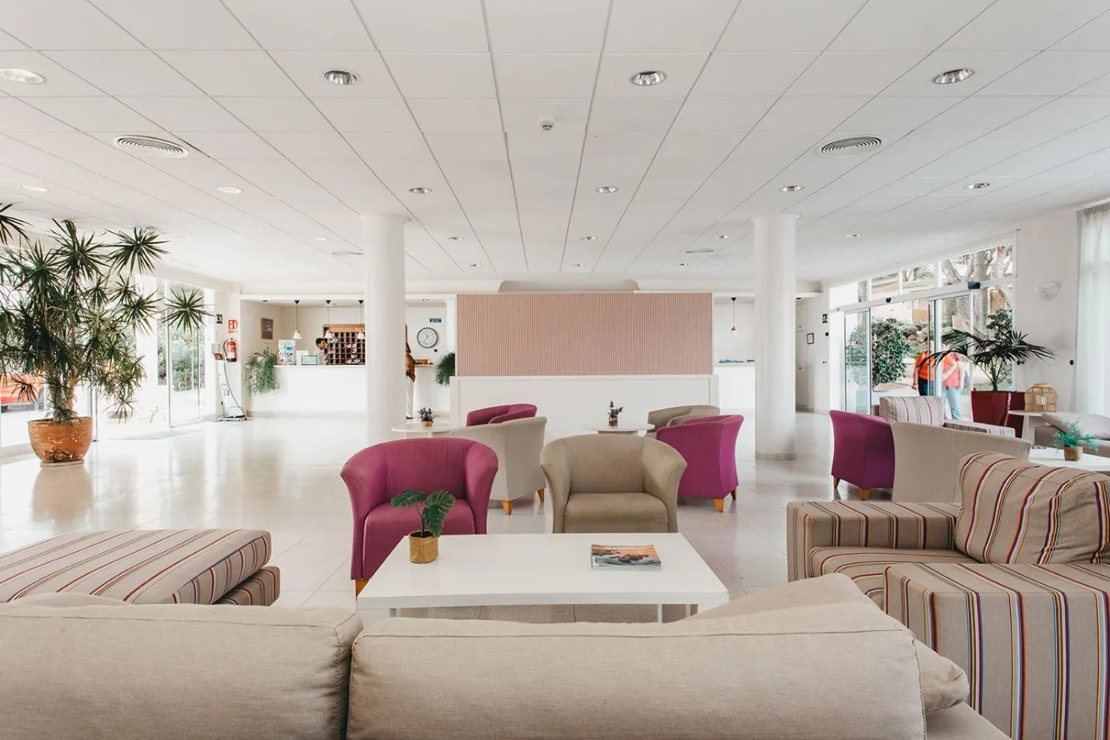Living room in Hotel Xaloc Playa