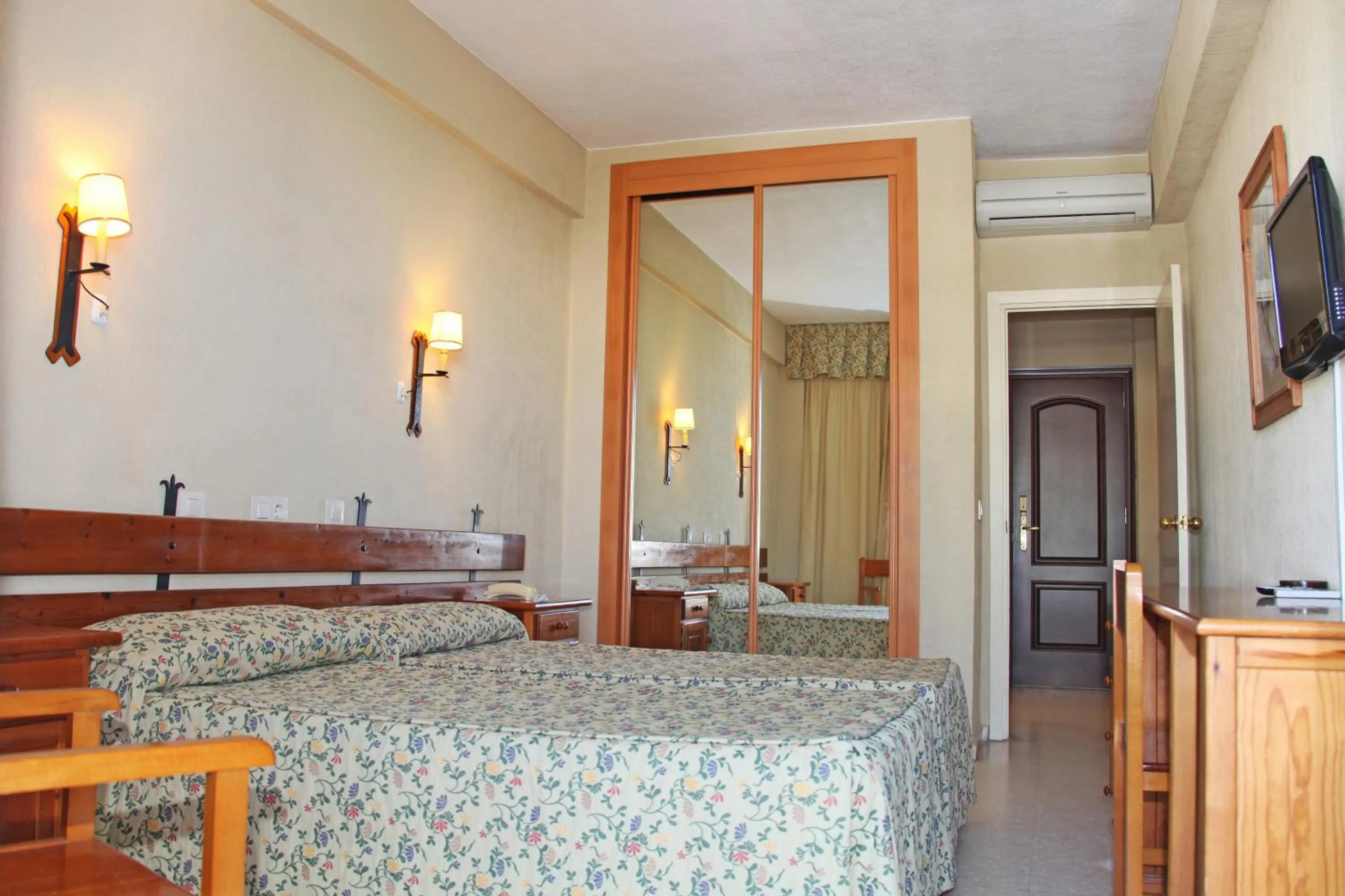 Photo of the whole room, Bed in Al Sur de Chipiona