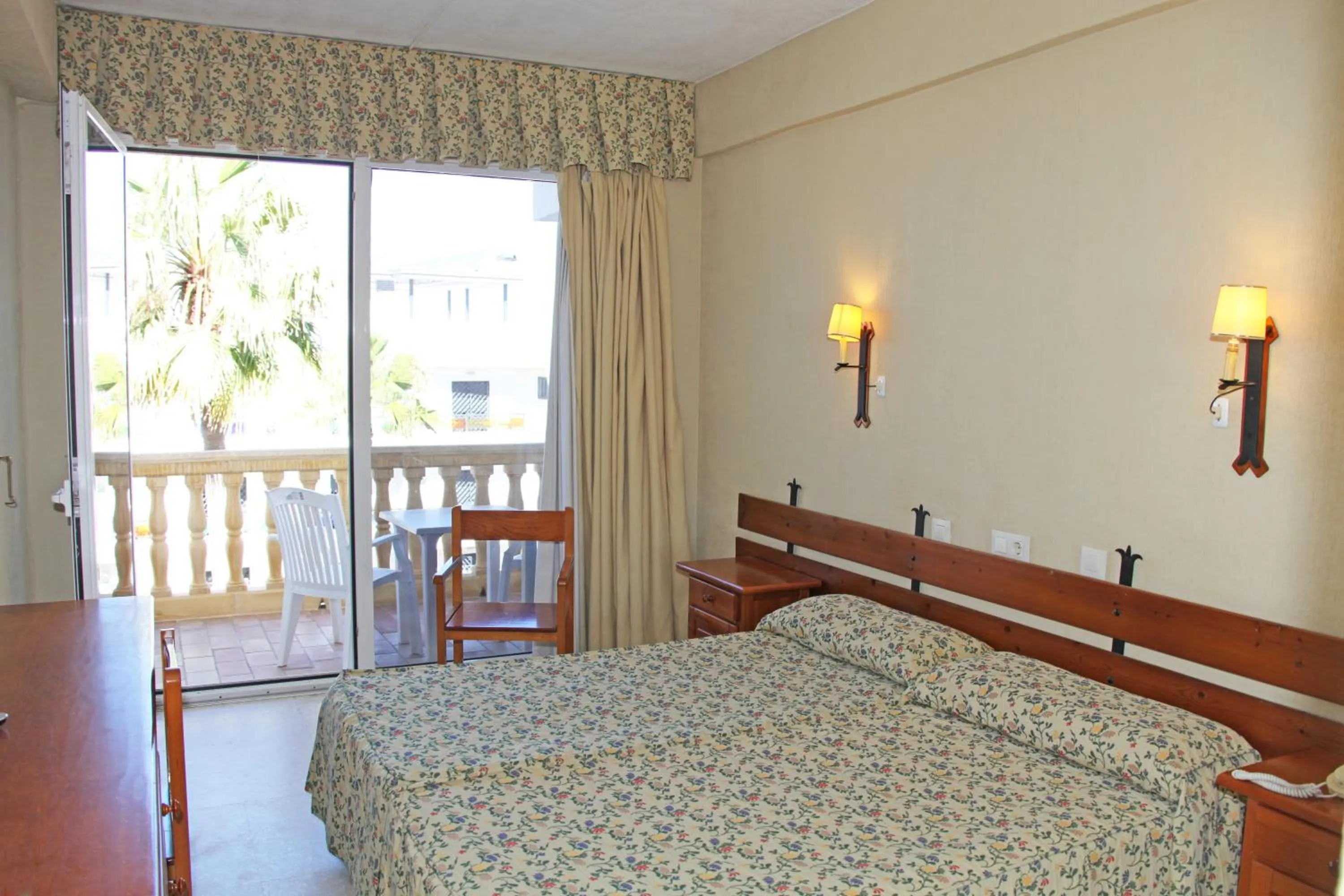 View (from property/room), Bed in Al Sur de Chipiona