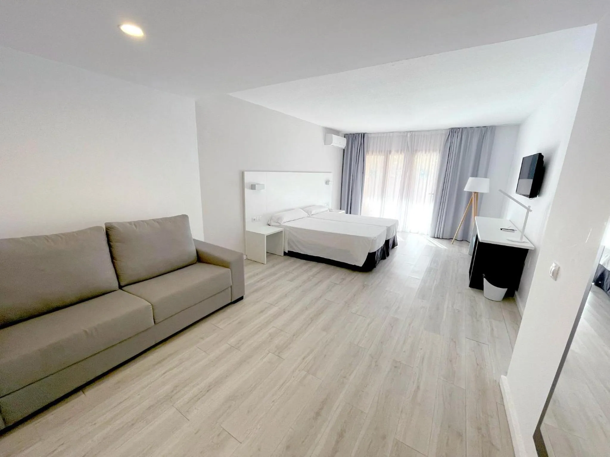 Photo of the whole room, Bed in BLUESEA Jandia Luz