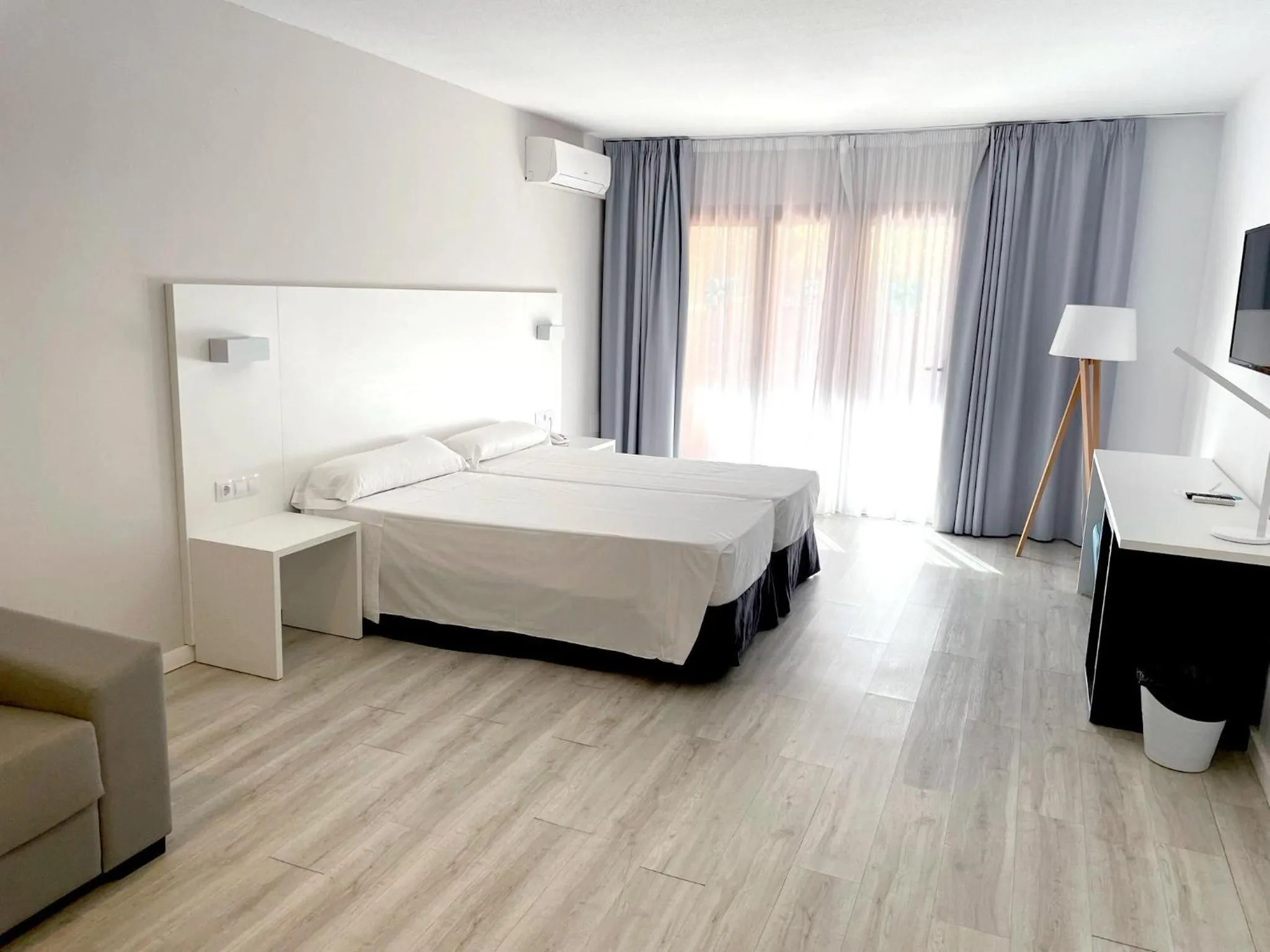 Photo of the whole room, Bed in BLUESEA Jandia Luz