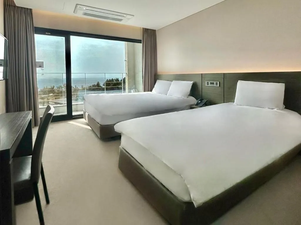 Bed in Grand Mer Hotel Seogwipo Ocean