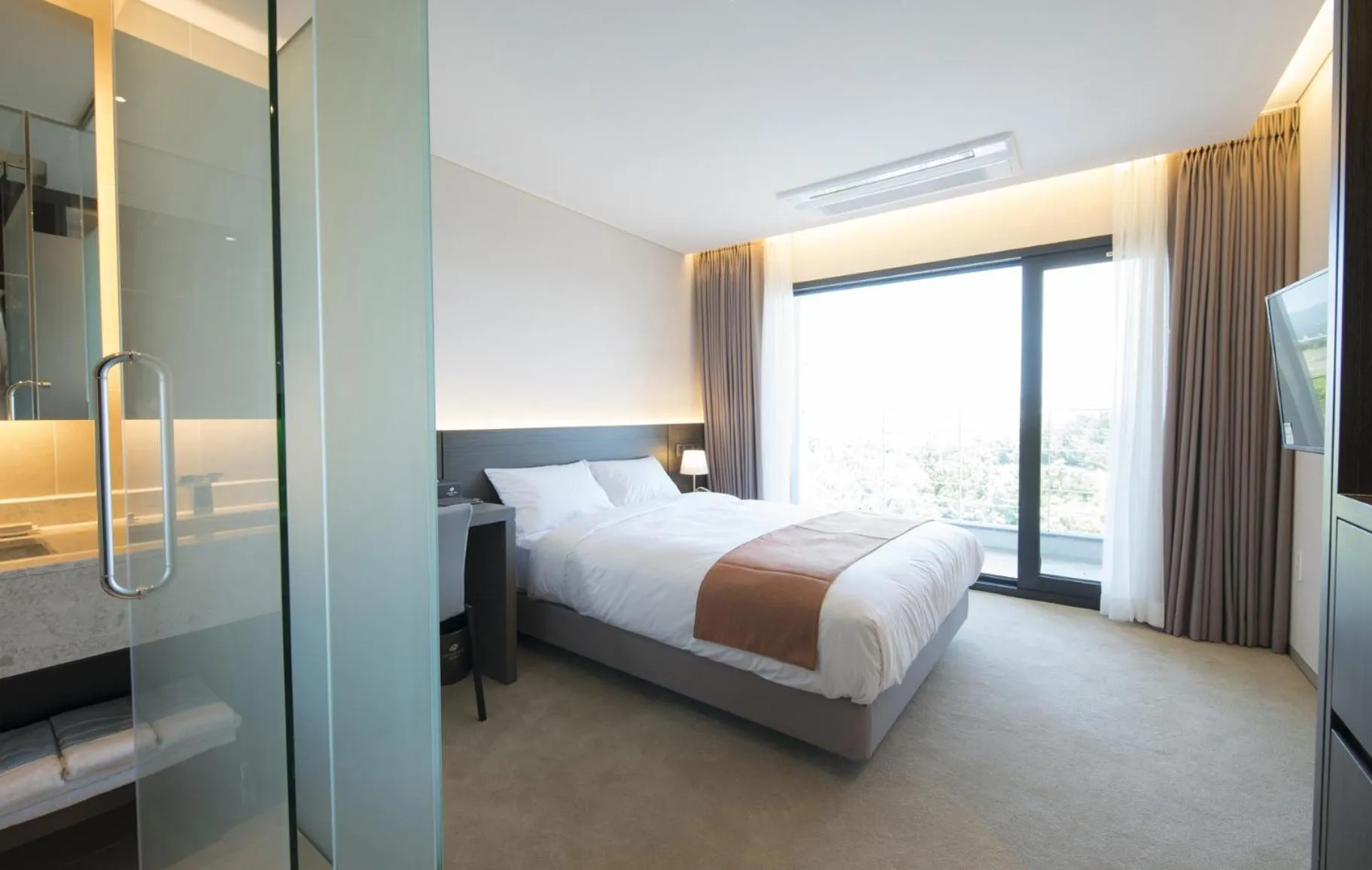 Bed in Grand Mer Hotel Seogwipo Ocean