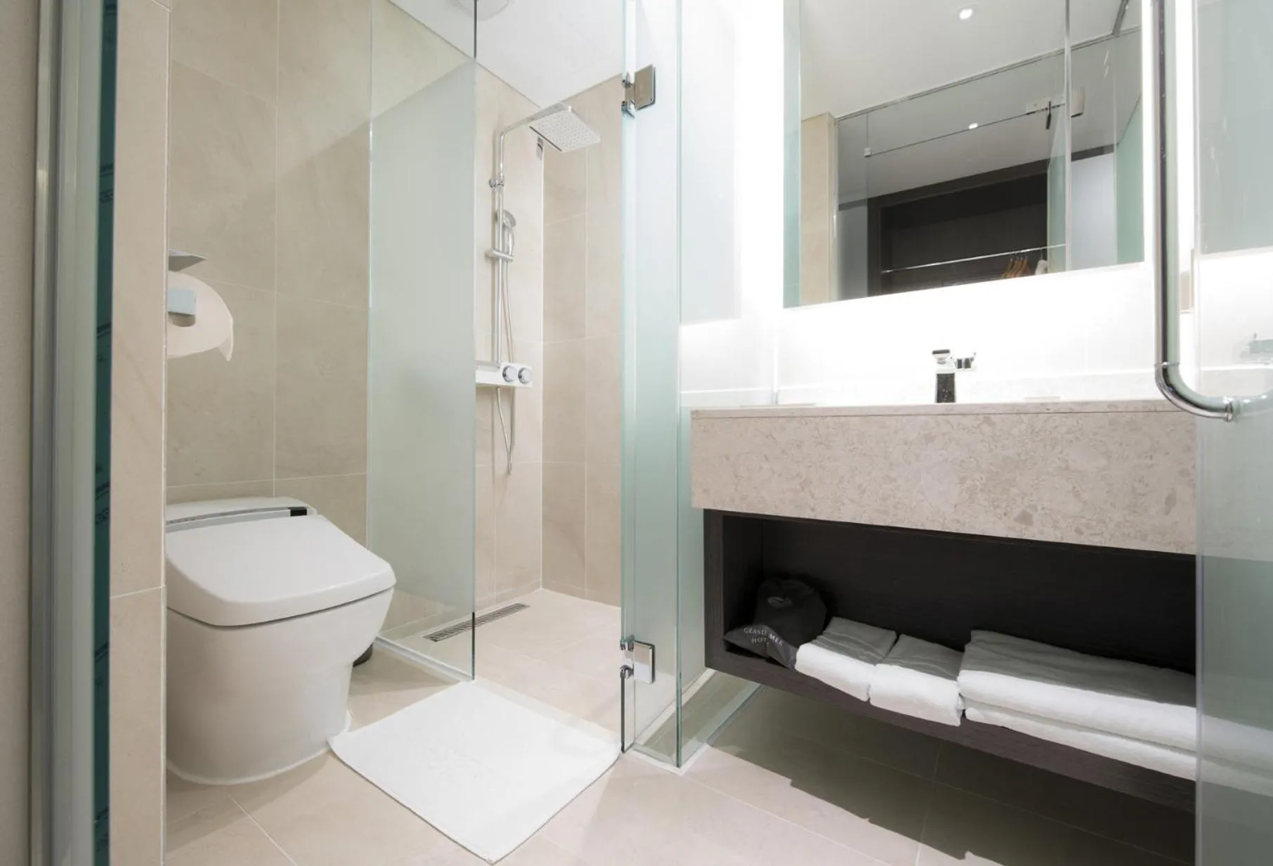 Shower in Grand Mer Hotel Seogwipo Ocean