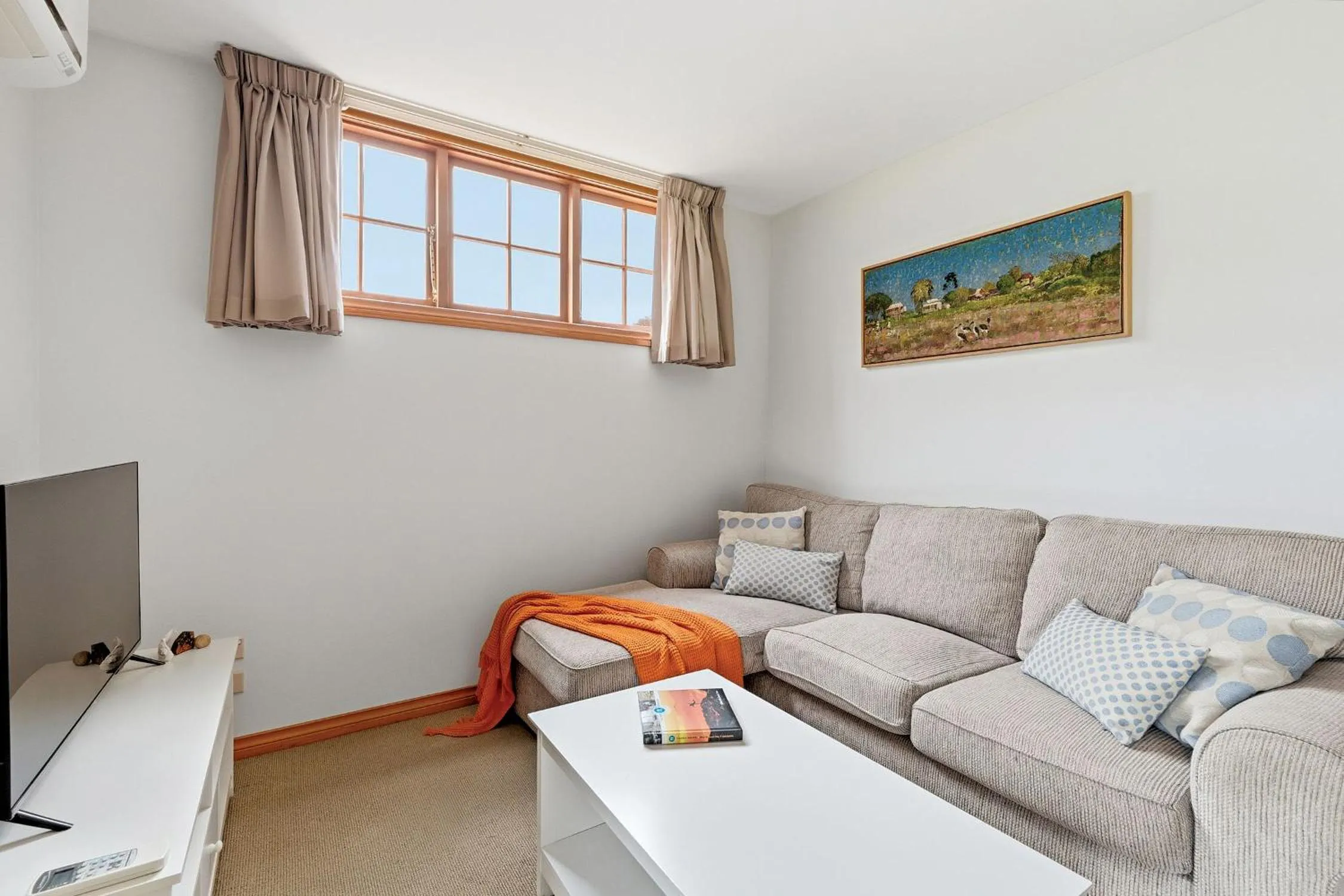 Communal lounge/ TV room in Otago Cottage