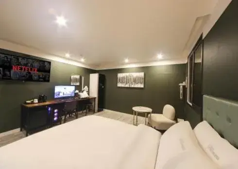 TV and multimedia, Bed in The Stone Bridge Hotel Sasang TV and multimedia, Bed in The Stone Bridge Hotel Sasang