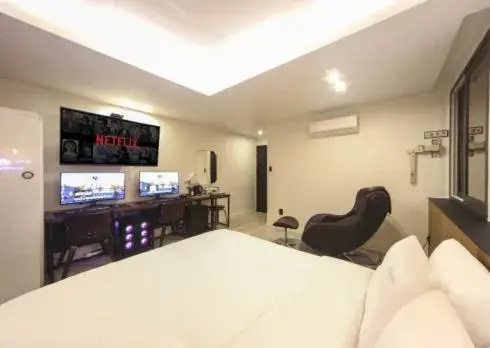 TV and multimedia, Bed in The Stone Bridge Hotel Sasang TV and multimedia, Bed in The Stone Bridge Hotel Sasang