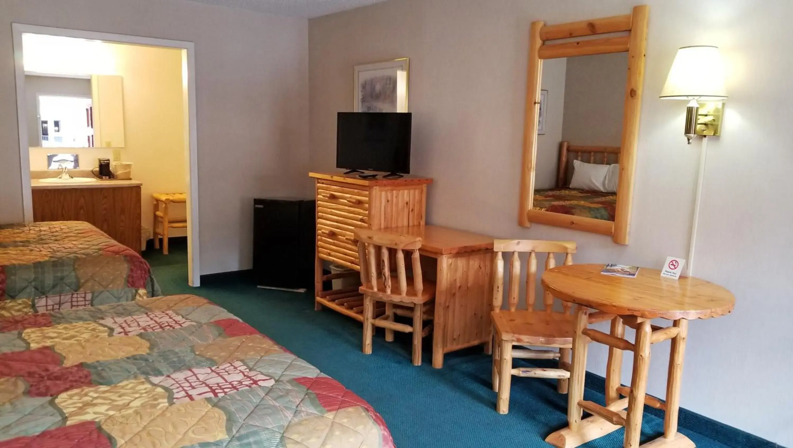 Bathroom, TV/Entertainment Center in Keystone Boardwalk Inn and Suites By Magnuson Worldwide