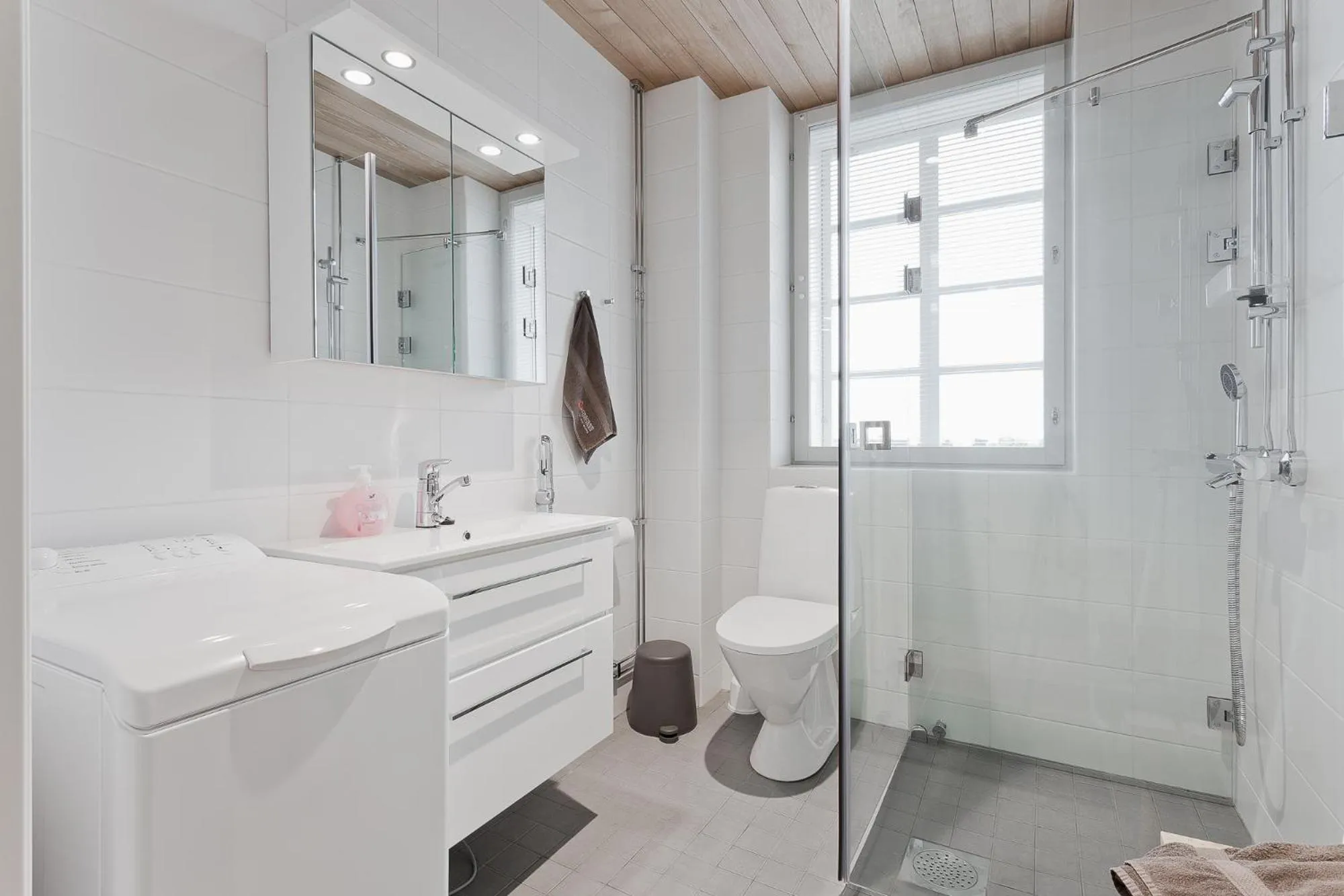 Shower in Forenom Serviced Apartments Turku Kakolanmäki