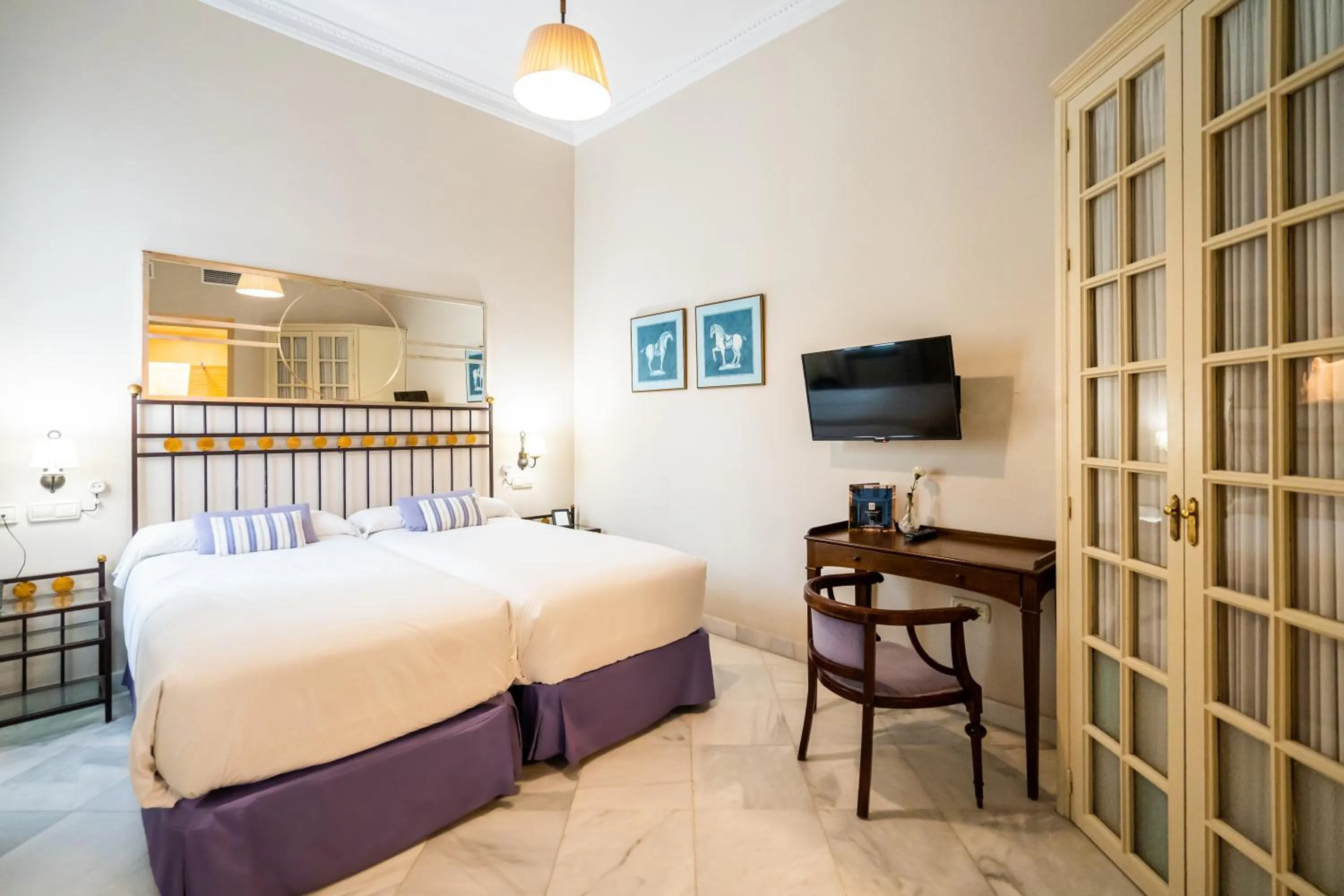 TV and multimedia, Bed in Hotel YIT Casa Grande